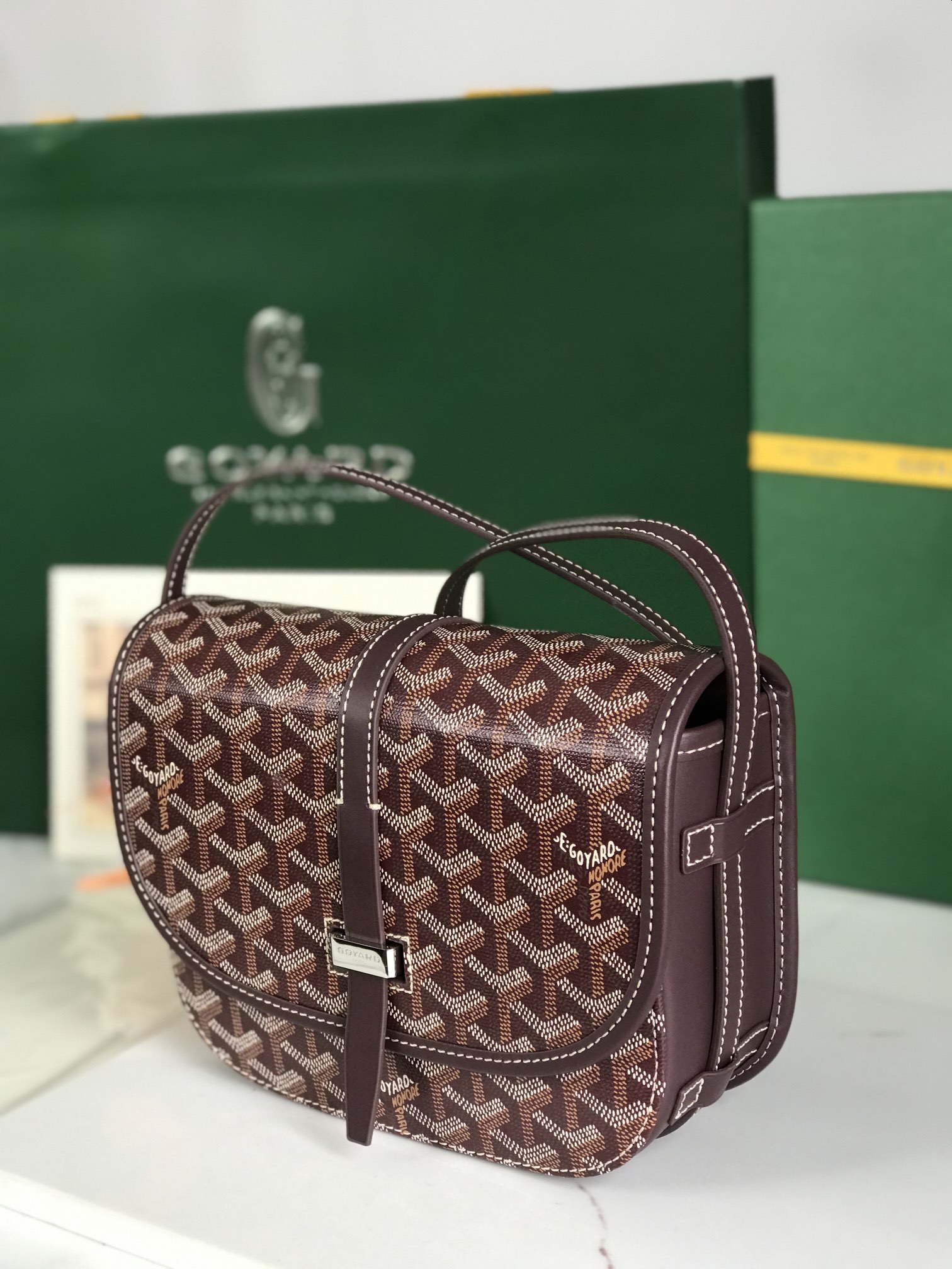 460💝配套原版包装甲丝带
🤩𝐆𝐨𝐲𝐚𝐫𝐝☻全新推出的Goyard Belvédère 二代
❤️Belvédère包最经典的特质：简约优雅，轻便实用。单狭带扣流畅地穿过金属环，开关自如；皮质镶边以线条的方式凸显出包身轮廓，翻盖的皮质内衬亦使包的廓形更为立体。Belvédère 2包内置三个口袋，可妥善收纳日常必需品，并设有可调节肩带，能作为斜挎包或单肩包使用。其巧妙的设计是Goyard传统工艺的全新演绎，同时亦展现了极致简约风格与体育时尚精神👻
面料采用以亚麻、大麻纤维以及棉为主要成分的加厚雨露麻☑️对版定制光面皮☑️全钢五金☑️对版针数☑️
尺寸：小号21*16*6Cm
🔎020198