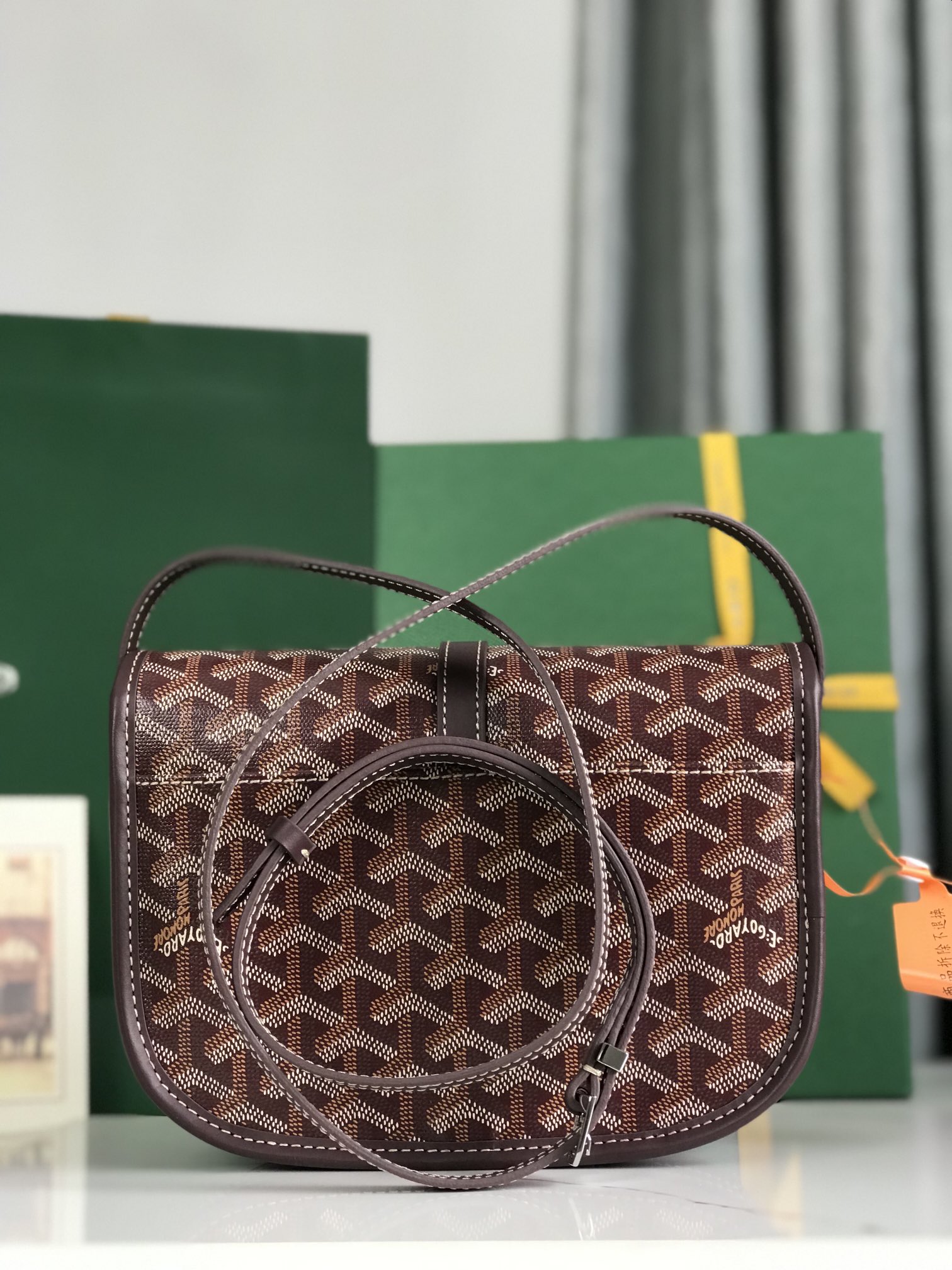 460💝配套原版包装甲丝带
🤩𝐆𝐨𝐲𝐚𝐫𝐝☻全新推出的Goyard Belvédère 二代
❤️Belvédère包最经典的特质：简约优雅，轻便实用。单狭带扣流畅地穿过金属环，开关自如；皮质镶边以线条的方式凸显出包身轮廓，翻盖的皮质内衬亦使包的廓形更为立体。Belvédère 2包内置三个口袋，可妥善收纳日常必需品，并设有可调节肩带，能作为斜挎包或单肩包使用。其巧妙的设计是Goyard传统工艺的全新演绎，同时亦展现了极致简约风格与体育时尚精神👻
面料采用以亚麻、大麻纤维以及棉为主要成分的加厚雨露麻☑️对版定制光面皮☑️全钢五金☑️对版针数☑️
尺寸：小号21*16*6Cm
🔎020198