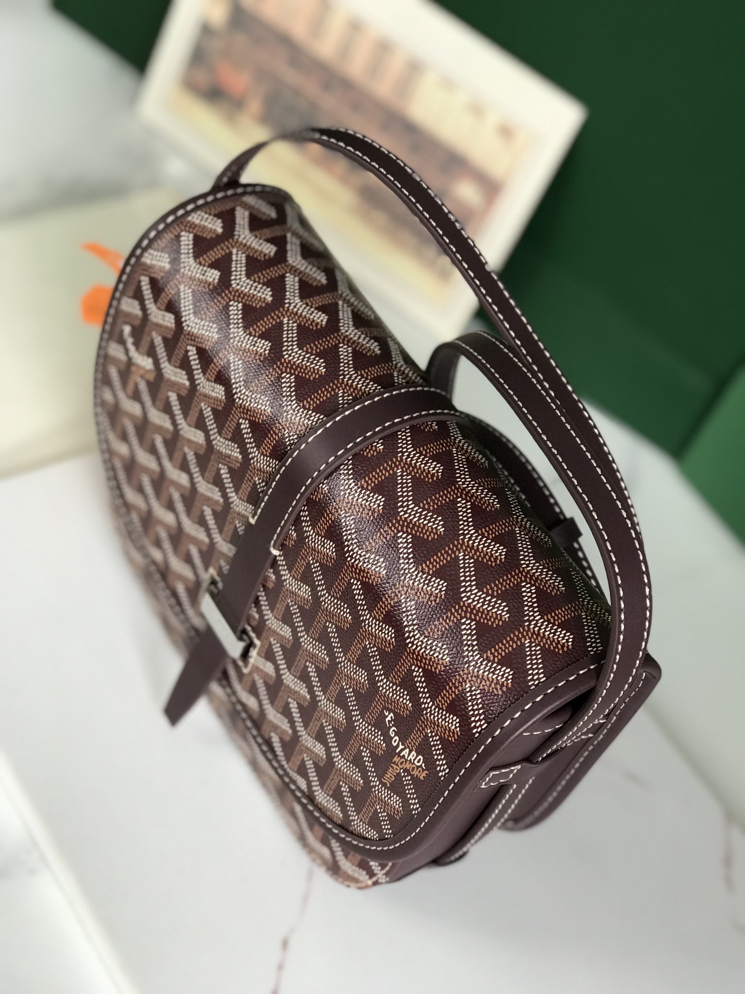 460💝配套原版包装甲丝带
🤩𝐆𝐨𝐲𝐚𝐫𝐝☻全新推出的Goyard Belvédère 二代
❤️Belvédère包最经典的特质：简约优雅，轻便实用。单狭带扣流畅地穿过金属环，开关自如；皮质镶边以线条的方式凸显出包身轮廓，翻盖的皮质内衬亦使包的廓形更为立体。Belvédère 2包内置三个口袋，可妥善收纳日常必需品，并设有可调节肩带，能作为斜挎包或单肩包使用。其巧妙的设计是Goyard传统工艺的全新演绎，同时亦展现了极致简约风格与体育时尚精神👻
面料采用以亚麻、大麻纤维以及棉为主要成分的加厚雨露麻☑️对版定制光面皮☑️全钢五金☑️对版针数☑️
尺寸：小号21*16*6Cm
🔎020198