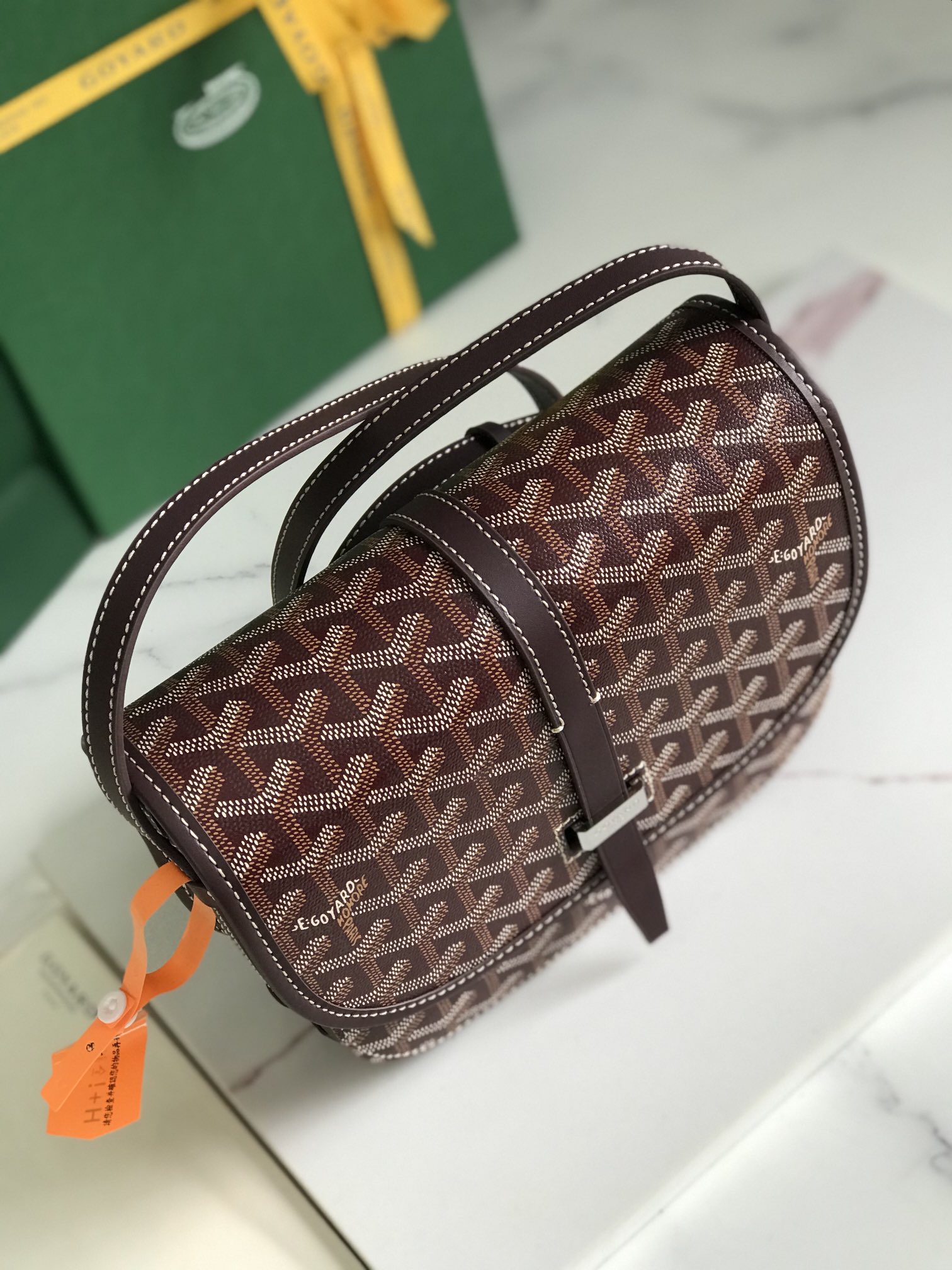 460💝配套原版包装甲丝带
🤩𝐆𝐨𝐲𝐚𝐫𝐝☻全新推出的Goyard Belvédère 二代
❤️Belvédère包最经典的特质：简约优雅，轻便实用。单狭带扣流畅地穿过金属环，开关自如；皮质镶边以线条的方式凸显出包身轮廓，翻盖的皮质内衬亦使包的廓形更为立体。Belvédère 2包内置三个口袋，可妥善收纳日常必需品，并设有可调节肩带，能作为斜挎包或单肩包使用。其巧妙的设计是Goyard传统工艺的全新演绎，同时亦展现了极致简约风格与体育时尚精神👻
面料采用以亚麻、大麻纤维以及棉为主要成分的加厚雨露麻☑️对版定制光面皮☑️全钢五金☑️对版针数☑️
尺寸：小号21*16*6Cm
🔎020198