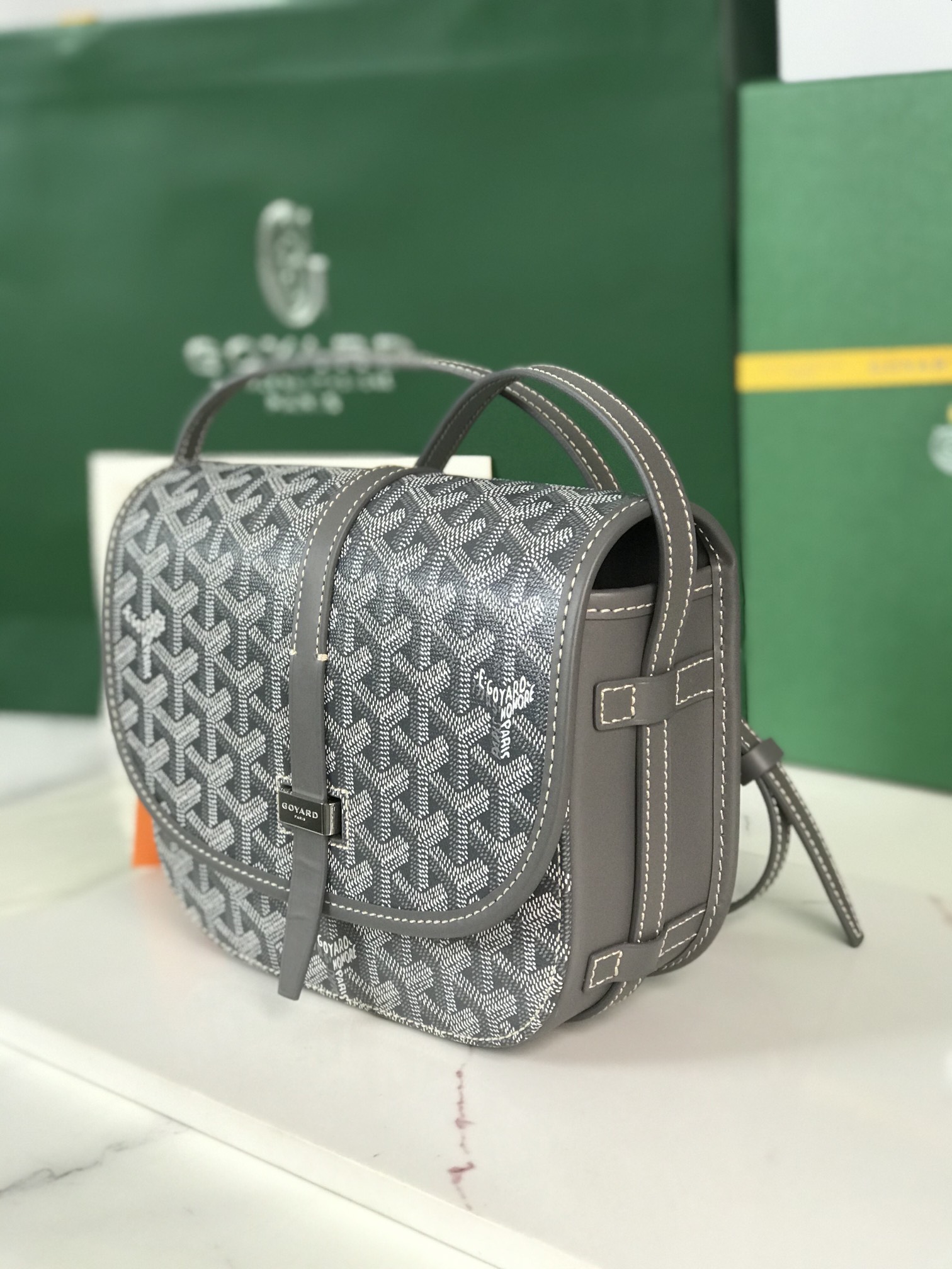 460💝配套原版包装甲丝带
🤩𝐆𝐨𝐲𝐚𝐫𝐝☻全新推出的Goyard Belvédère 二代
❤️Belvédère包最经典的特质：简约优雅，轻便实用。单狭带扣流畅地穿过金属环，开关自如；皮质镶边以线条的方式凸显出包身轮廓，翻盖的皮质内衬亦使包的廓形更为立体。Belvédère 2包内置三个口袋，可妥善收纳日常必需品，并设有可调节肩带，能作为斜挎包或单肩包使用。其巧妙的设计是Goyard传统工艺的全新演绎，同时亦展现了极致简约风格与体育时尚精神👻
面料采用以亚麻、大麻纤维以及棉为主要成分的加厚雨露麻☑️对版定制光面皮☑️全钢五金☑️对版针数☑️
尺寸：小号21*16*6Cm
🔎020198