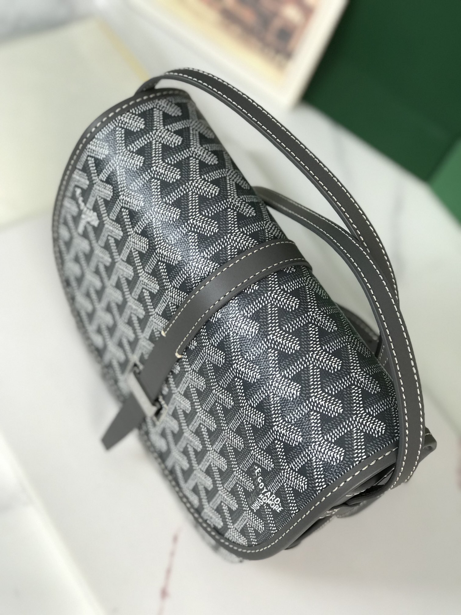 460💝配套原版包装甲丝带
🤩𝐆𝐨𝐲𝐚𝐫𝐝☻全新推出的Goyard Belvédère 二代
❤️Belvédère包最经典的特质：简约优雅，轻便实用。单狭带扣流畅地穿过金属环，开关自如；皮质镶边以线条的方式凸显出包身轮廓，翻盖的皮质内衬亦使包的廓形更为立体。Belvédère 2包内置三个口袋，可妥善收纳日常必需品，并设有可调节肩带，能作为斜挎包或单肩包使用。其巧妙的设计是Goyard传统工艺的全新演绎，同时亦展现了极致简约风格与体育时尚精神👻
面料采用以亚麻、大麻纤维以及棉为主要成分的加厚雨露麻☑️对版定制光面皮☑️全钢五金☑️对版针数☑️
尺寸：小号21*16*6Cm
🔎020198