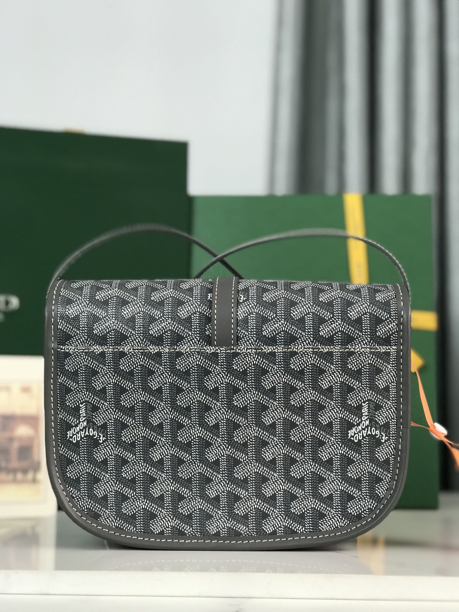 460💝配套原版包装甲丝带
🤩𝐆𝐨𝐲𝐚𝐫𝐝☻全新推出的Goyard Belvédère 二代
❤️Belvédère包最经典的特质：简约优雅，轻便实用。单狭带扣流畅地穿过金属环，开关自如；皮质镶边以线条的方式凸显出包身轮廓，翻盖的皮质内衬亦使包的廓形更为立体。Belvédère 2包内置三个口袋，可妥善收纳日常必需品，并设有可调节肩带，能作为斜挎包或单肩包使用。其巧妙的设计是Goyard传统工艺的全新演绎，同时亦展现了极致简约风格与体育时尚精神👻
面料采用以亚麻、大麻纤维以及棉为主要成分的加厚雨露麻☑️对版定制光面皮☑️全钢五金☑️对版针数☑️
尺寸：小号21*16*6Cm
🔎020198