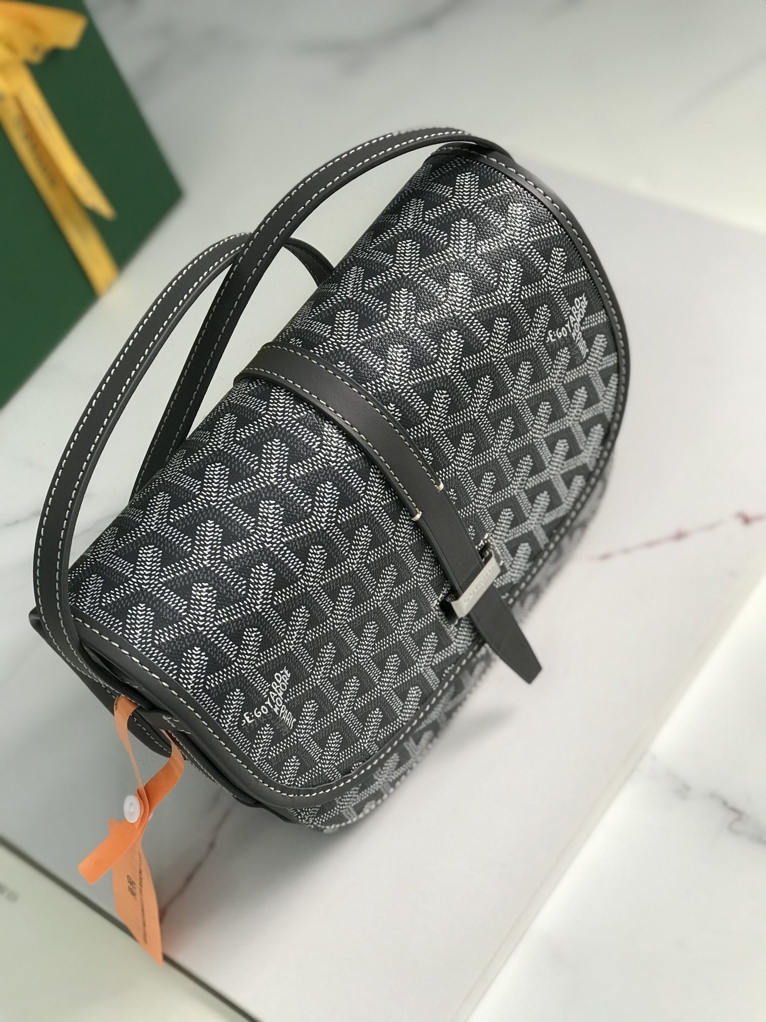 460💝配套原版包装甲丝带
🤩𝐆𝐨𝐲𝐚𝐫𝐝☻全新推出的Goyard Belvédère 二代
❤️Belvédère包最经典的特质：简约优雅，轻便实用。单狭带扣流畅地穿过金属环，开关自如；皮质镶边以线条的方式凸显出包身轮廓，翻盖的皮质内衬亦使包的廓形更为立体。Belvédère 2包内置三个口袋，可妥善收纳日常必需品，并设有可调节肩带，能作为斜挎包或单肩包使用。其巧妙的设计是Goyard传统工艺的全新演绎，同时亦展现了极致简约风格与体育时尚精神👻
面料采用以亚麻、大麻纤维以及棉为主要成分的加厚雨露麻☑️对版定制光面皮☑️全钢五金☑️对版针数☑️
尺寸：小号21*16*6Cm
🔎020198