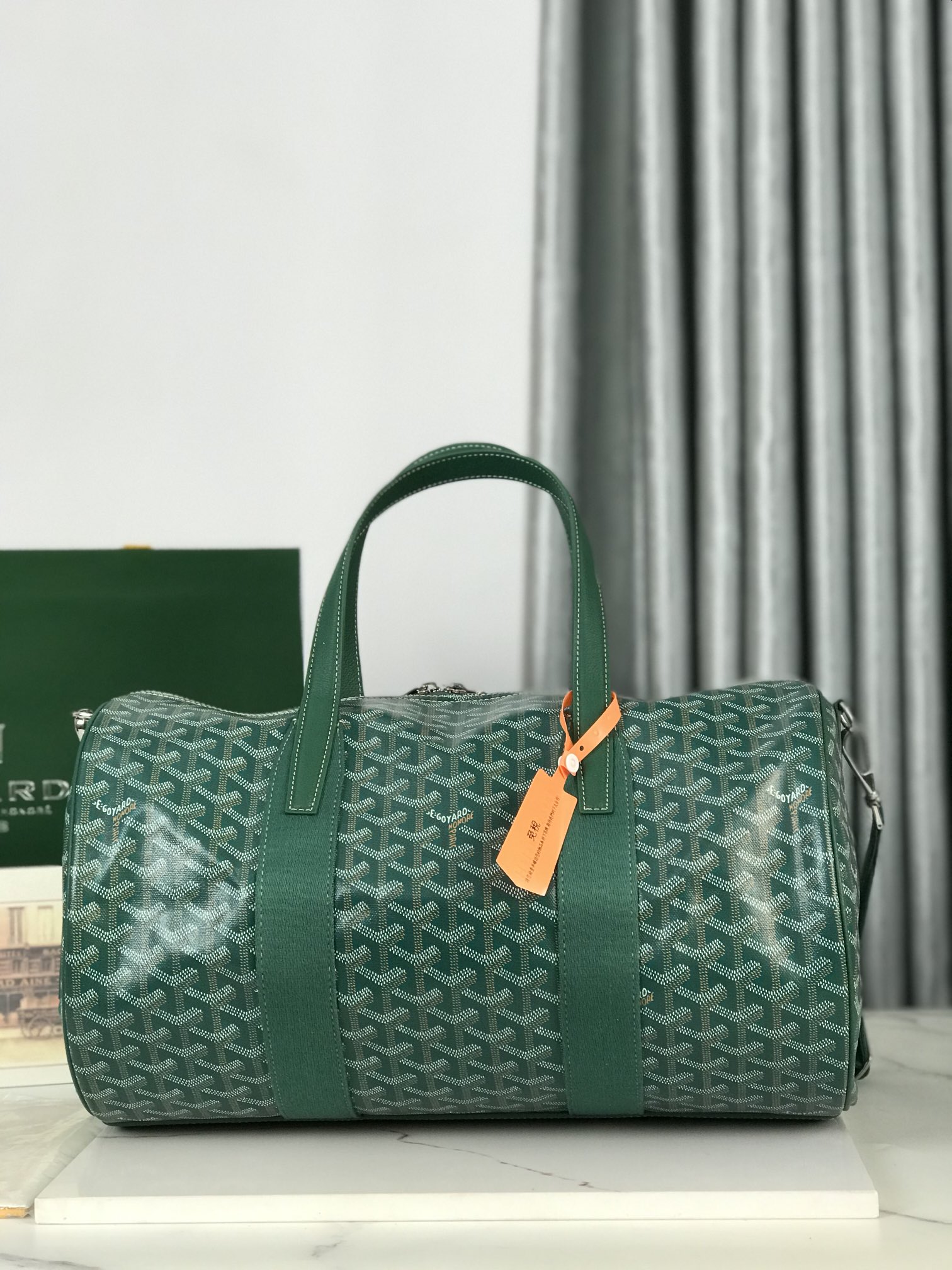 NO:203761,, Exclusive background Goyard Barrel 40 sports travel bag The size of 40 cm is more suitable for daily use, and can be a perfect partner for fitness bags and short trips. The double zipper design is more convenient to use. There is an additional handle on the side to increase the carrying function. The overall bag body is very soft and light and large capacity space. There is a buckle on the side, which can be matched with a medium-sized strap for shoulders. Weight 600g size40*23*23 01-2, Goya19860909,独家背景 Goyard Barrel 40运动旅行袋 40公分的尺寸更适合日常使用,可以当健身包、短途小旅行的完美伙伴.双拉链设计使用更方便.侧面多了一个手柄增加手提功能.包身整体非常柔软轻盈大容量空间.侧边设有扣环,可以自行搭配中号背带进行肩背. 重量600g size40*23*23 01-2,戈雅,Bag