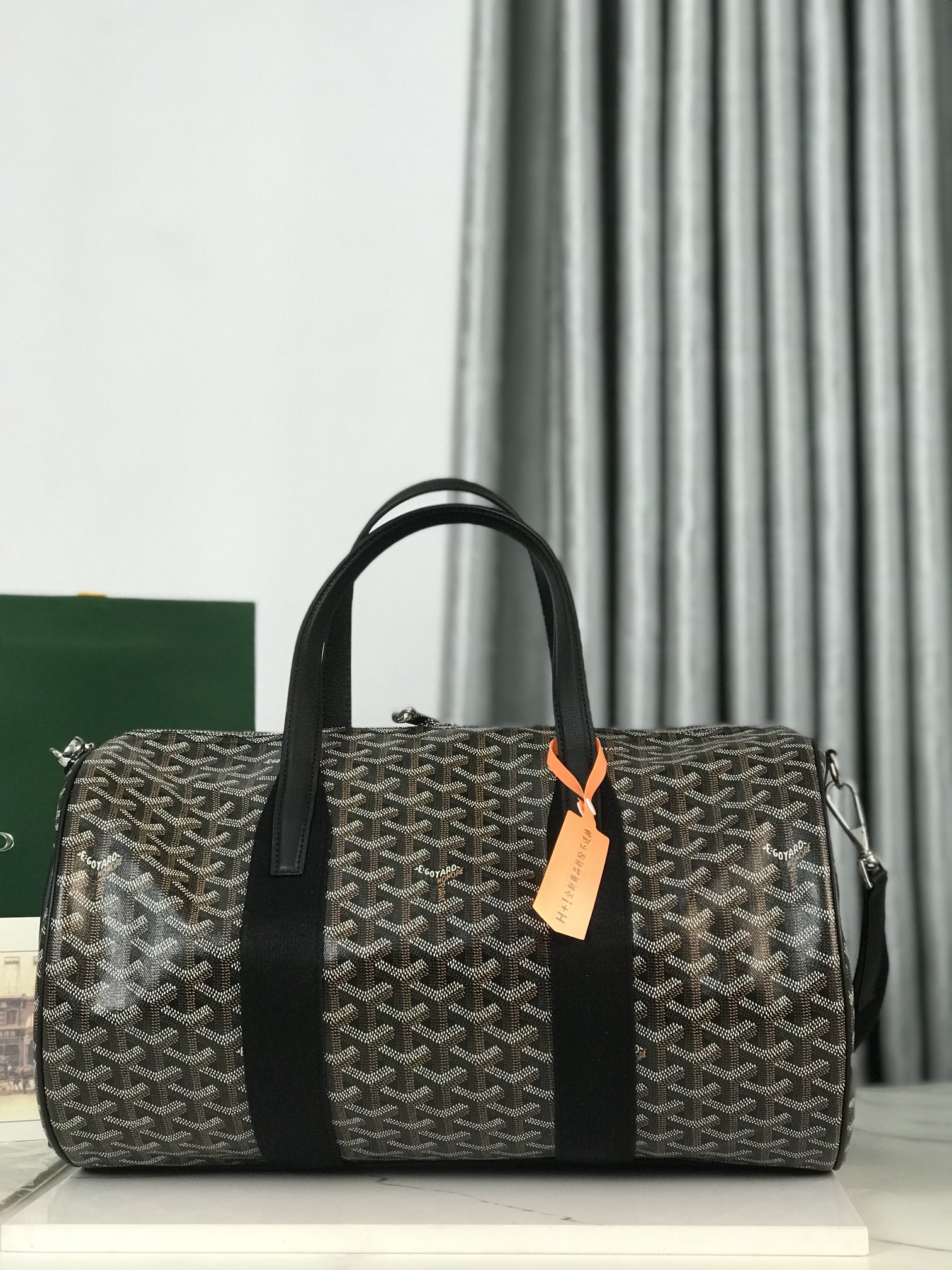 NO:203766,Goyard Barrel 40 sports travel bag The size of 40 cm is more suitable for daily use, and can be a perfect partner for fitness bags and short trips. The double zipper design is more convenient to use. There is an additional handle on the side to increase the carrying function. The overall bag body is very soft and light and large capacity space. There is a buckle on the side, which can be matched with a medium-sized strap for shoulders. Weight 600g size40*23*23 01-2, Goya19860909Goyard Barrel 40运动旅行袋 40公分的尺寸更适合日常使用,可以当健身包、短途小旅行的完美伙伴.双拉链设计使用更方便.侧面多了一个手柄增加手提功能.包身整体非常柔软轻盈大容量空间.侧边设有扣环,可以自行搭配中号背带进行肩背. 重量600g size40*23*23 01-2,戈雅,Bag