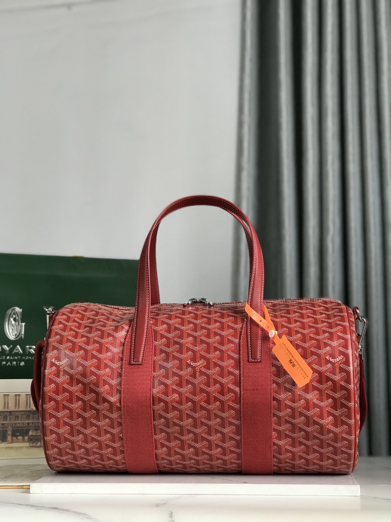 NO:186226,Genuine grade original leather Goyard Barrel 40 sports travel bag The size of 40 cm is more suitable for daily use, and can be a perfect partner for fitness bags and short trips. The double zipper design is more convenient to use. There is an additional handle on the side to increase the carrying function. The overall bag body is very soft and light and large capacity space. There is a buckle on the side, which can be matched with a medium-sized strap for shoulders. Weight 600g size40*23*23 01-2, Super Goya19860909正品级 原厂皮 Goyard Barrel 40运动旅行袋 40公分的尺寸更适合日常使用,可以当健身包、短途小旅行的完美伙伴.双拉链设计使用更方便.侧面多了一个手柄增加手提功能.包身整体非常柔软轻盈大容量空间.侧边设有扣环,可以自行搭配中号背带进行肩背. 重量600g size40*23*23 01-2,特级戈雅,Bag