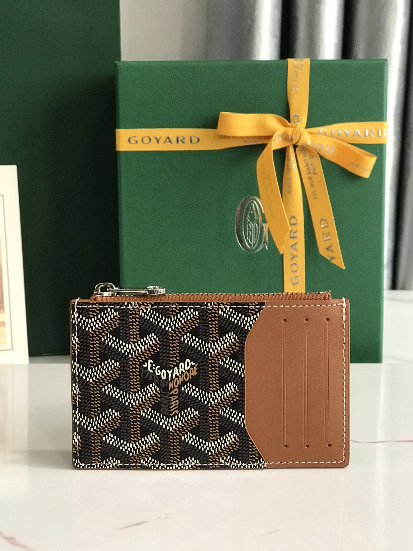 NO:339478,The Bourbon is a zipper clip made of Goyardine canvas and top layer calf leather. It is lightweight and functional. It has 3 card slots, a patch pocket and a zipper pocket for safe storage of change. It is exquisite and compact and can be easily placed in a pocket or bag. Lining: Goatskin lining Size 12.5×1×8.4CM 04, Super Goya, cowhide, sheepskin19860909特级 Bourbon是由Goyardine 帆布配头层小牛皮精心制作而成的拉链卡夹,兼具轻便性和功能性,设有3个卡槽,一个贴袋和一个拉链口袋,安全存放零钱,精致小巧可轻松放入口袋或包中. 内衬:山羊皮衬里 尺寸size12.5×1×8.4CM 04,特级戈雅,cowhide,sheepskin,Bag