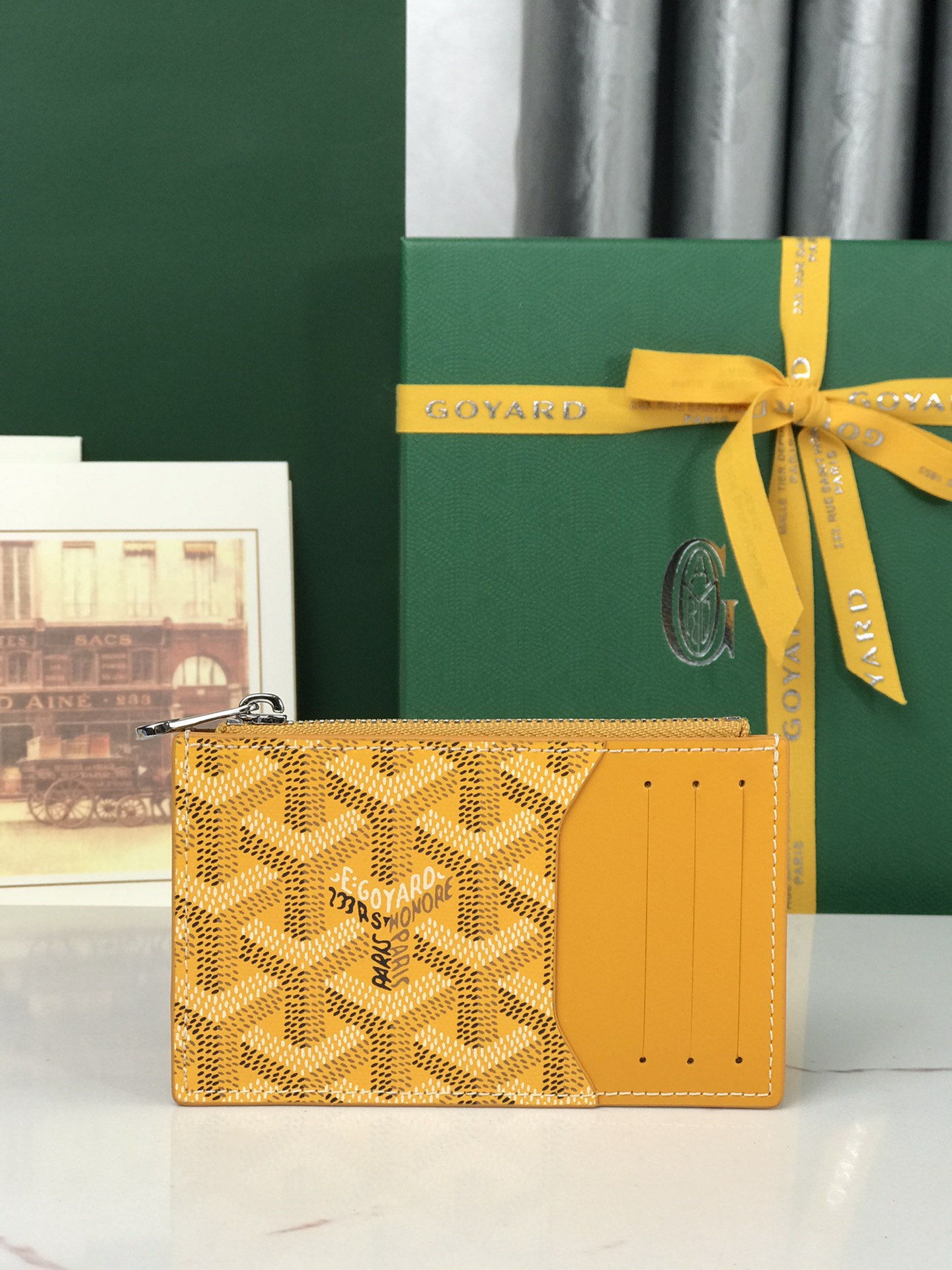 NO:339519,The Bourbon is a zipper clip made of Goyardine canvas and top layer calf leather. It is lightweight and functional. It has 3 card slots, a patch pocket and a zipper pocket for safe storage of change. It is exquisite and compact and can be easily placed in a pocket or bag. Lining: Goatskin lining Size 12.5×1×8.4CM 04, Super Goya, cowhide, sheepskin19860909特级 Bourbon是由Goyardine 帆布配头层小牛皮精心制作而成的拉链卡夹,兼具轻便性和功能性,设有3个卡槽,一个贴袋和一个拉链口袋,安全存放零钱,精致小巧可轻松放入口袋或包中. 内衬:山羊皮衬里 尺寸size12.5×1×8.4CM 04,特级戈雅,cowhide,sheepskin,Bag