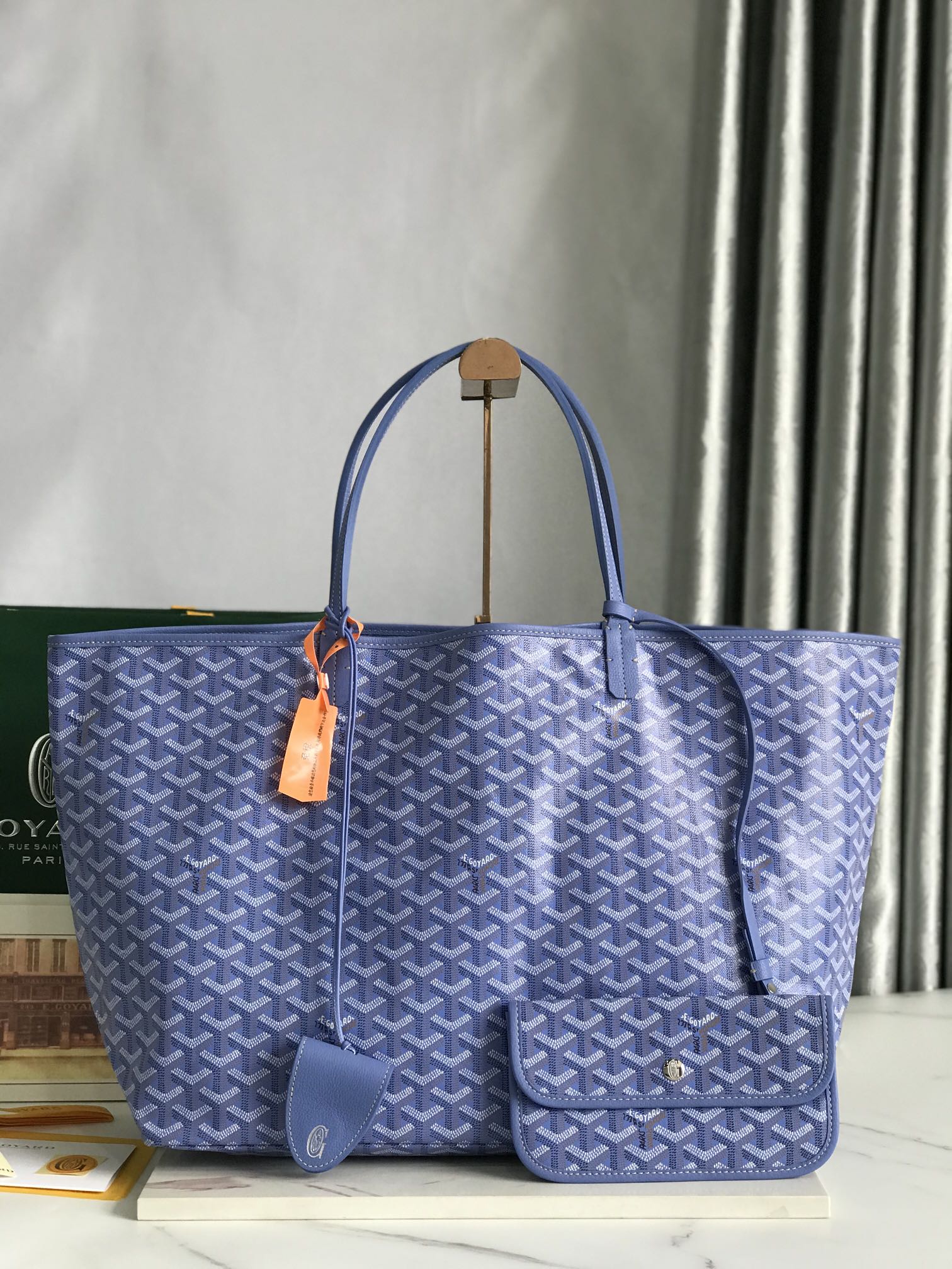 NO:340186,The exclusive original leather limited edition Goyard will lead us to walk in a ever-changing and colorful garden to feel the dual enjoyment of senses and emotions. The SAINT LOUIS large bag adopts two unique GOYARDINE canvas colors, inspired by the bright tones of linen flowers, which better highlights the double-sided inspiration in the original design of SAINT LOUIS. GM size size 40×20×32cm, bag mouth 57cm color purple orchid 020144, special Goya, louis vuitton, saint laurent19860909特级 原厂皮 限量版Goyard将带领我们漫步于一个千变万化,繁花似锦的花园,感受感官与情感的双重享受.SAINT LOUIS大号包采用了两种独特的GOYARDINE帆布颜色,灵感来自亚麻花朵的鲜艳色调,更好地彰显了SAINT LOUIS 最初设计中的双面使用灵感. GM尺寸size40×20×32cm,袋口57cm 颜色紫兰 020144,特级戈雅,louis vuitton,saint laurent,Bag