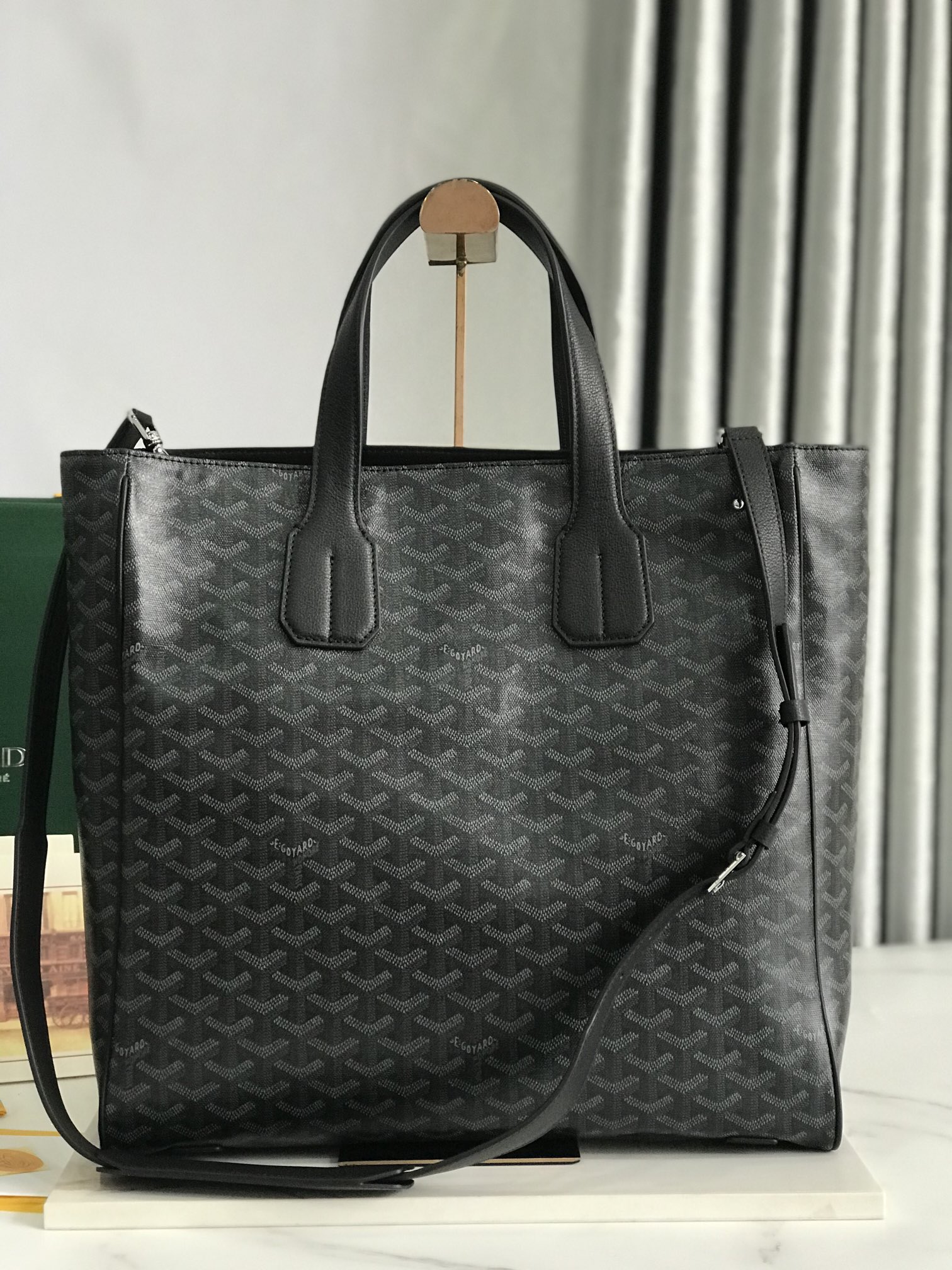 NO:340284,The premium original leather Goyard tote Voltaire men's tote handbag is a vertical version of the iconic Saint Louis bag, with more structural functions. The bag has large capacity and exquisite beauty, full of urban and modern charm. The shoulder strap is relatively wide and has a high degree of comfort in carrying. It is both casual and business work. It is matched with shoulder straps to change different ways of backing, and gives gift bags. It is comfortable to use for your own use. Size 38*35*11.5 Code 020190, special Goya, louis vuitton, saint laurent19860909特级 原厂皮 Goyard tote Voltaire 男款托特手提包 是标志性Saint Louis 包的竖直版本,具有更多结构划功能.包兼具大容量与精致美感,充满都市和现代魅力.手提肩带比较宽 携带舒适度极高,既休闲出行,又商务工作,搭配肩带变换不同背法,配送礼品袋 送礼自用都舒心 尺寸38*35*11.5 编码020190,特级戈雅,louis vuitton,saint laurent,Bag