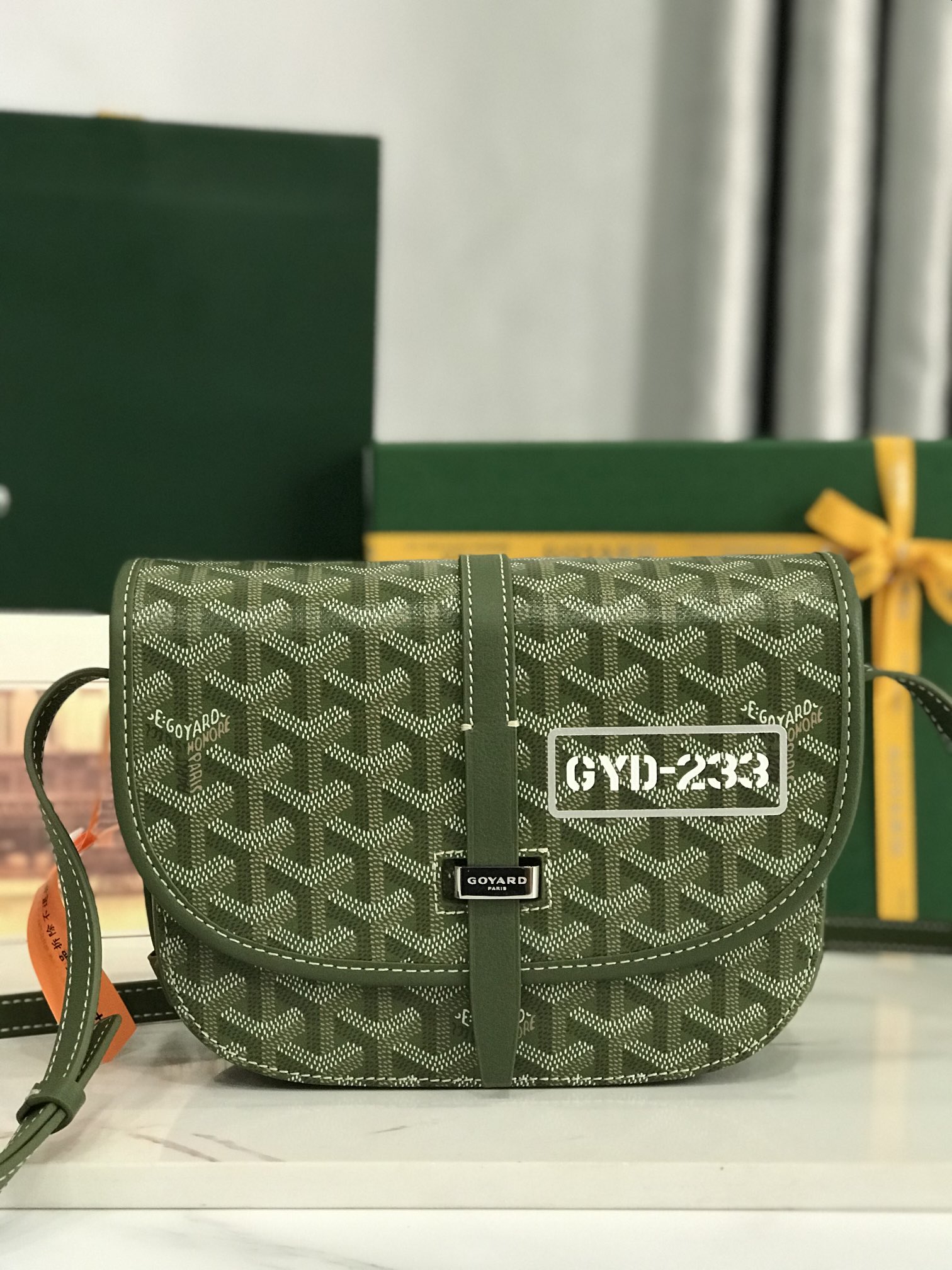 NO:340241,Extra-grade khaki green silver color, with original packaging ribbon. The newly launched Goyard Belvédère second-generation Belvédère bag has the most classic characteristics of simple and elegant, light and practical. The single narrow belt buckle flows smoothly through the metal ring, and the switch is free. The leather lace highlights the outline of the bag in a line, and the leather lining of the flip cover also makes the bag more three-dimensional. The Belvédère 2 bag has three built-in pockets, which can properly store daily necessities and is equipped with adjustable shoulder straps, which can be used as a crossbody bag or shoulder bag. Its clever design is a new interpretation of Goyard's traditional craftsmanship, and also shows the ultimate simplicity and sports fashion spirit. The fabric uses thickened rain dew linen with linen, hemp fiber and cotton as the main components of the fabric is customized glossy leather with all steel hardware and needles. Size 21*16*6Cm  020198-1, Super Goya, louis vuitton, shoulder bags, satchels, crossbody bags19860909特级 卡其绿银彩,配套原版包装丝带 全新推出的Goyard Belvédère 二代 Belvédère包最经典的特质简约优雅,轻便实用.单狭带扣流畅地穿过金属环,开关自如；皮质镶边以线条的方式凸显出包身轮廓,翻盖的皮质内衬亦使包的廓形更为立体.Belvédère 2包内置三个口袋,可妥善收纳日常必需品,并设有可调节肩带,能作为斜挎包或单肩包使用.其巧妙的设计是Goyard传统工艺的全新演绎,同时亦展现了极致简约风格与体育时尚精神 面料采用以亚麻、大麻纤维以及棉为主要成分的加厚雨露麻对版定制光面皮全钢五金对版针数 尺寸小号21*16*6Cm 020198-1,特级戈雅,louis vuitton,shoulder bags,satchels,crossbody bags,Bag