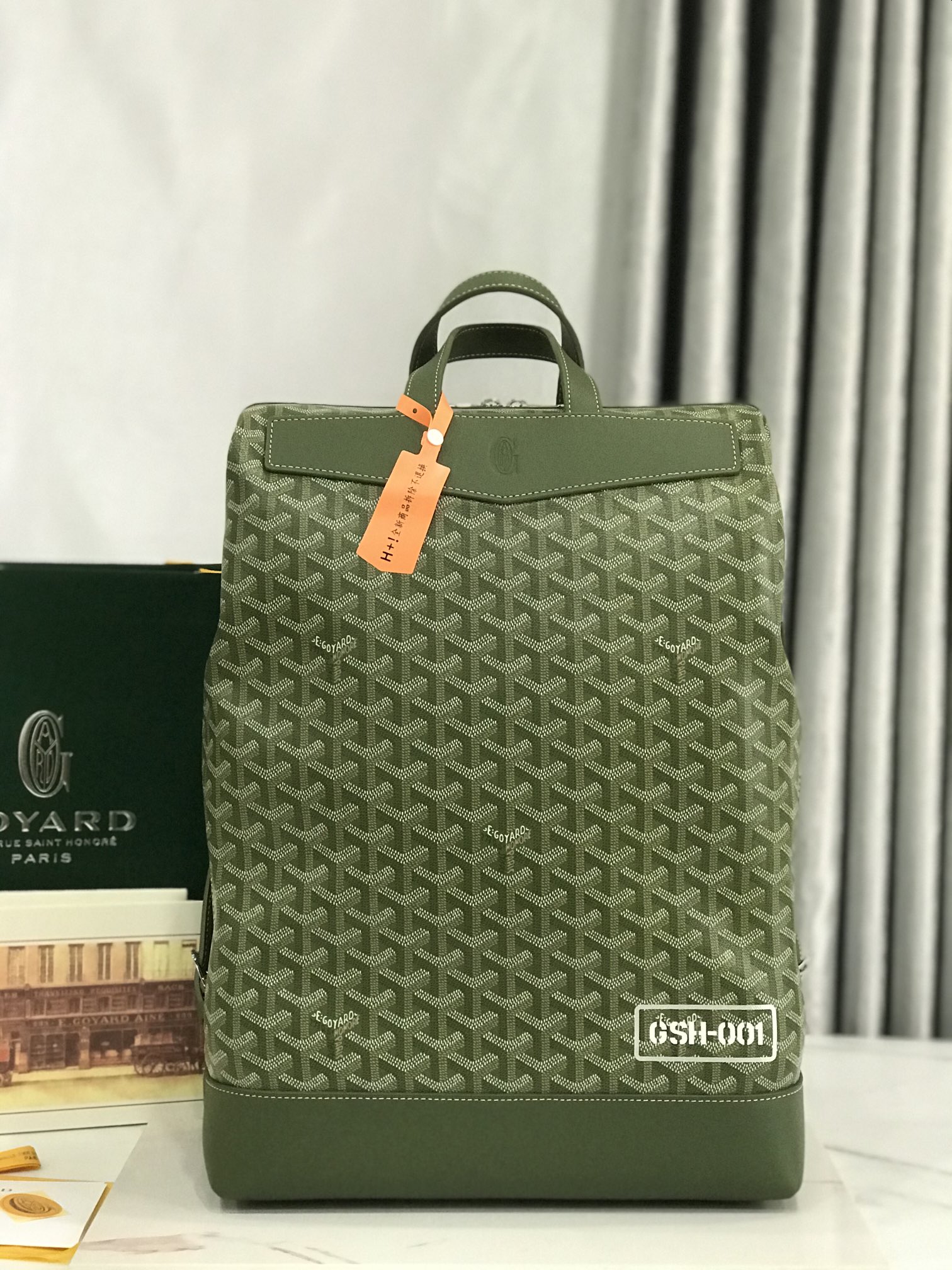 NO:340313,The premium Cisalpin backpack is a reissue of the iconic Alpin backpack. This bag is designed for urban explorers. Its structured zipper closure system ensures the opening is spacious for personal items. The hand-held design is convenient for work and commuting. The wide shoulder strap design is easier on the upper body. Black, brown, green, dark blue, gray. Goyardine canvas & imported paired top layer calfskin Size 33*43×14CM 05 Khaki green silver color, special Goya, loro piana, backpacks, cowhide19860909特级 Cisalpin 双肩包是标志性Alpin背包的再发行版,这款包为城市探险者而设计,其结构化的拉链闭合系统确保开口的宽敞,以便拿取个人物品,手提设计方便工作通勤,宽肩带设计上身更轻松 黑色,棕色,绿色,深蓝,灰色5种颜色可供选择 Goyardine 帆布 & 进口对版头层小牛皮 尺寸33*43×14CM 05 卡其绿银彩,特级戈雅,loro piana,backpacks,cowhide,Bag