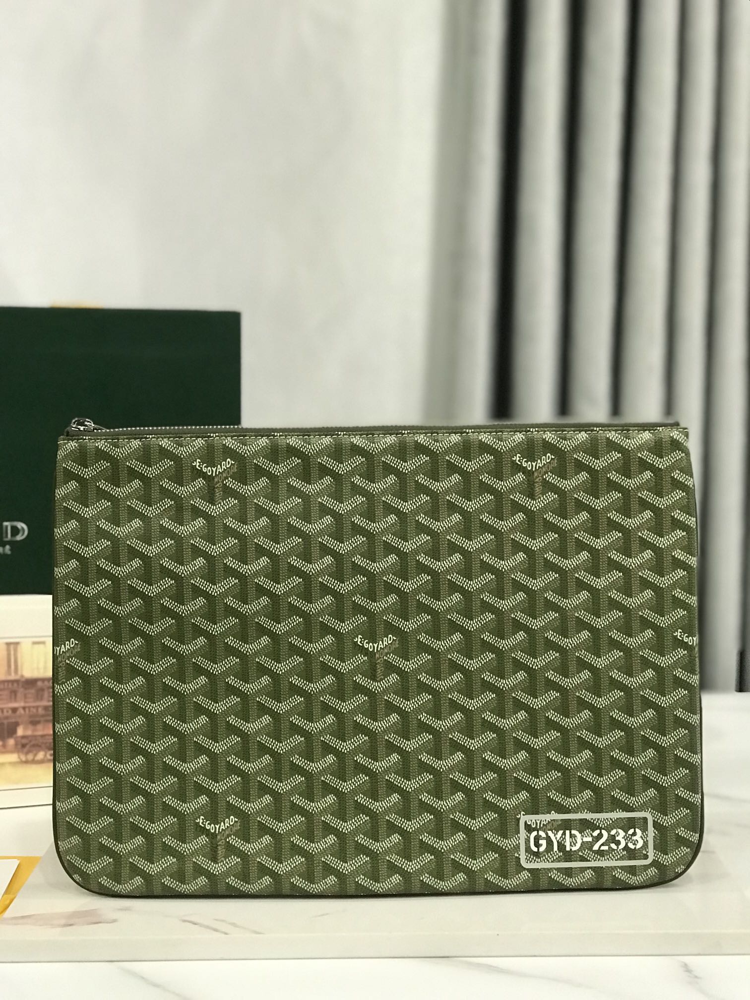 NO:340250,Special grade, khaki green silver color. SENAT clutch MGM size is the same as A4 paper size, can be used as a file bag, can be placed in iPad or various daily use, and a card slot is set inside. MGM size 36*26*0.5cm 020167, special grade Goya, handbag19860909特级 ,卡其绿银彩. SENAT手拿包MGM尺寸同A4纸大小,可用作文件袋,可放ipad或各种日常使用,内部设置了一个卡位. MGM尺寸36*26*0.5cm 020167,特级戈雅,handbag,Bag