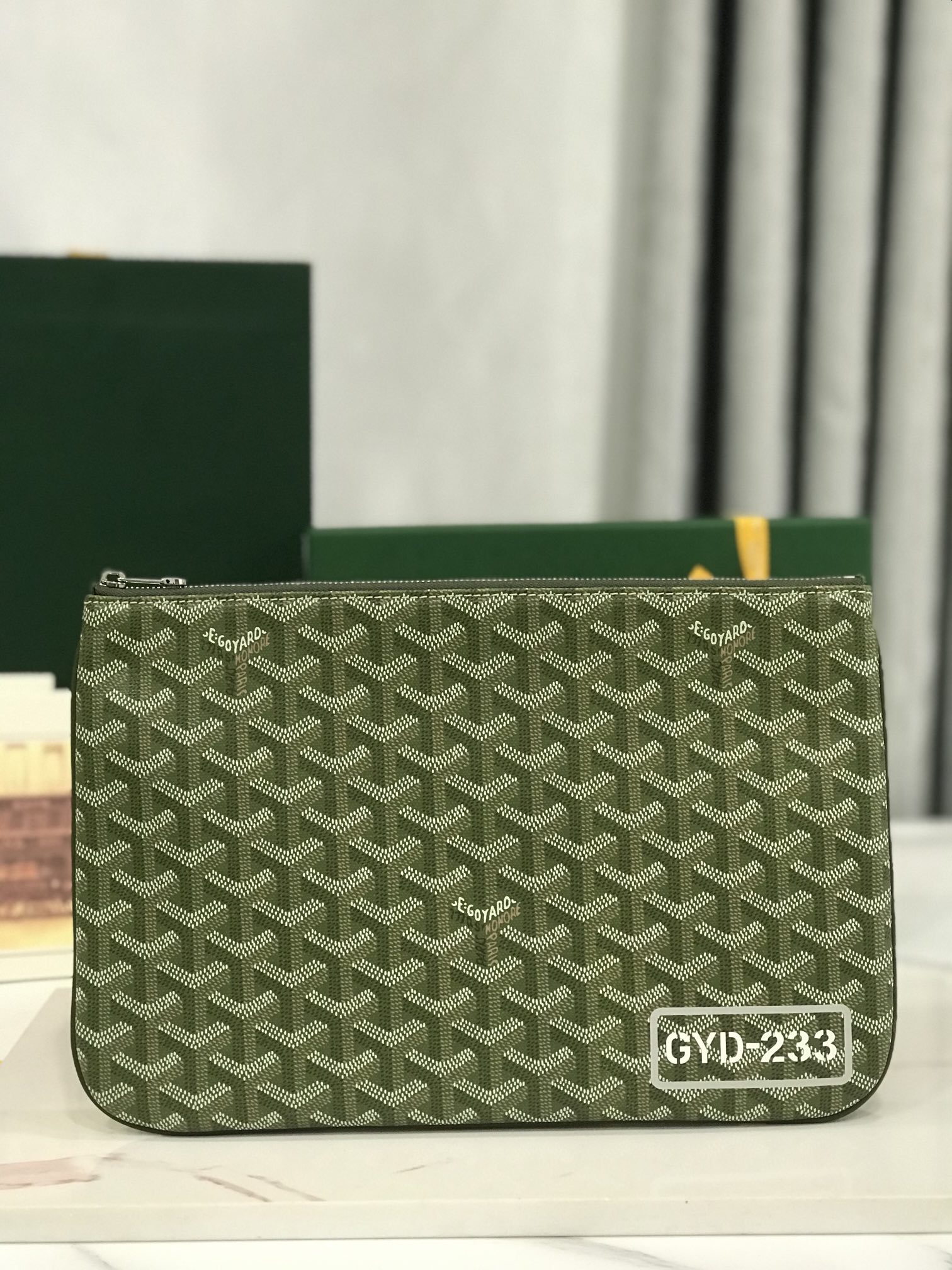 NO:340256,The special SENAT medium clutch MM can be placed inside the handbag for storage of items in the bag, or as a daily clutch. This clutch adopts a zipper closure design, and a card bag is designed inside, which is fully functional. Medium size 30*0.6*20 (cm) 020168 Khaki Green Silver Color, Super Goya, handbag19860909特级 SENAT中号手拿包MM可放进手袋内部用于收纳包中的物品,或作为日常的手拿包.这款手拿包采用拉链闭合设计,内部设计了一个卡袋,功能齐全. 中号size30*0.6*20（cm） 020168 卡其绿银彩,特级戈雅,handbag,Bag