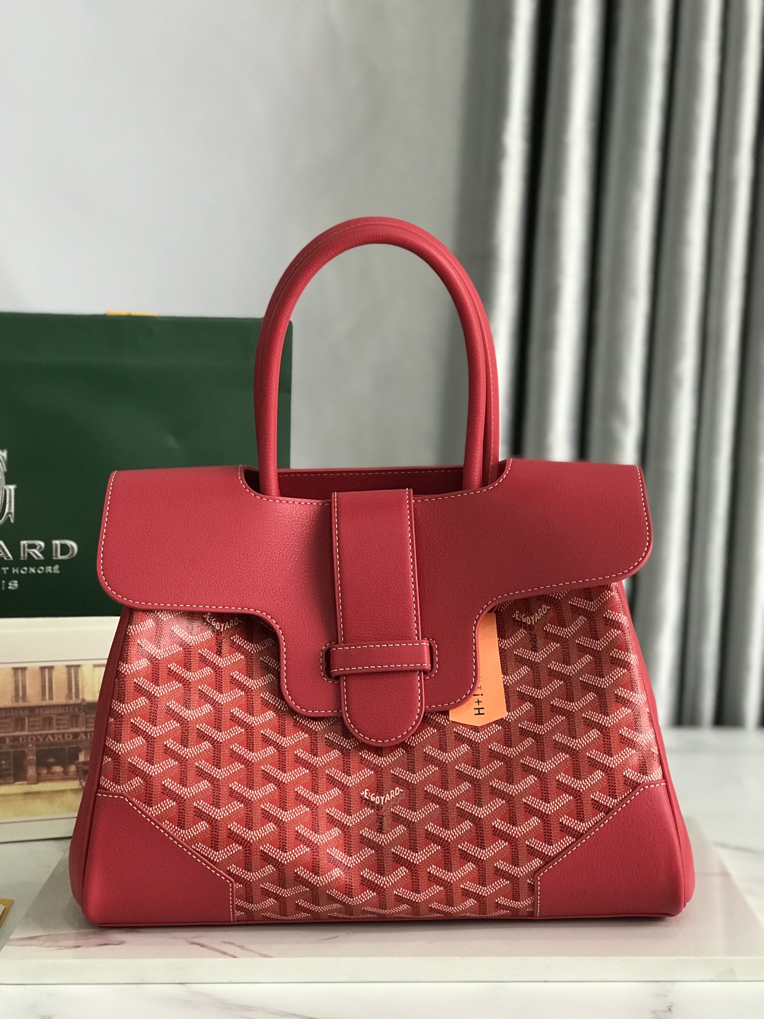 NO:340263,Special Goyard Saigon Tote This Saigon mother bag has the aura of BK as soon as it appears. The overall size is more atmospheric and elegant, and exudes a unique and lazy charm. The two sides are spread out, and the internal capacity is large. It adheres to the consistent practicality and lightness. It is actually measured and placed in 14 mac pro. The limited edition two exclusive colors pay tribute to the linen flower pattern. The bright and beautiful colors show unique charm and exclusive characteristics. size34x18x24cm 06 Color: purple blue, special Goya19860909特级 Goyard 西贡Tote 这款西贡母包一出场就有BK的气场,整体更加大气优雅,同时又散发着独特且慵懒的魅力.两侧展开,内部容量很大,秉承着一贯的实用性与轻便,实测放14的mac pro.限量版两种独家色彩致敬亚麻花朵图案,鲜艳靓丽的颜色彰显出独特魅力与专属特质. size34x18x24cm 06 颜色:紫蓝,特级戈雅,Bag