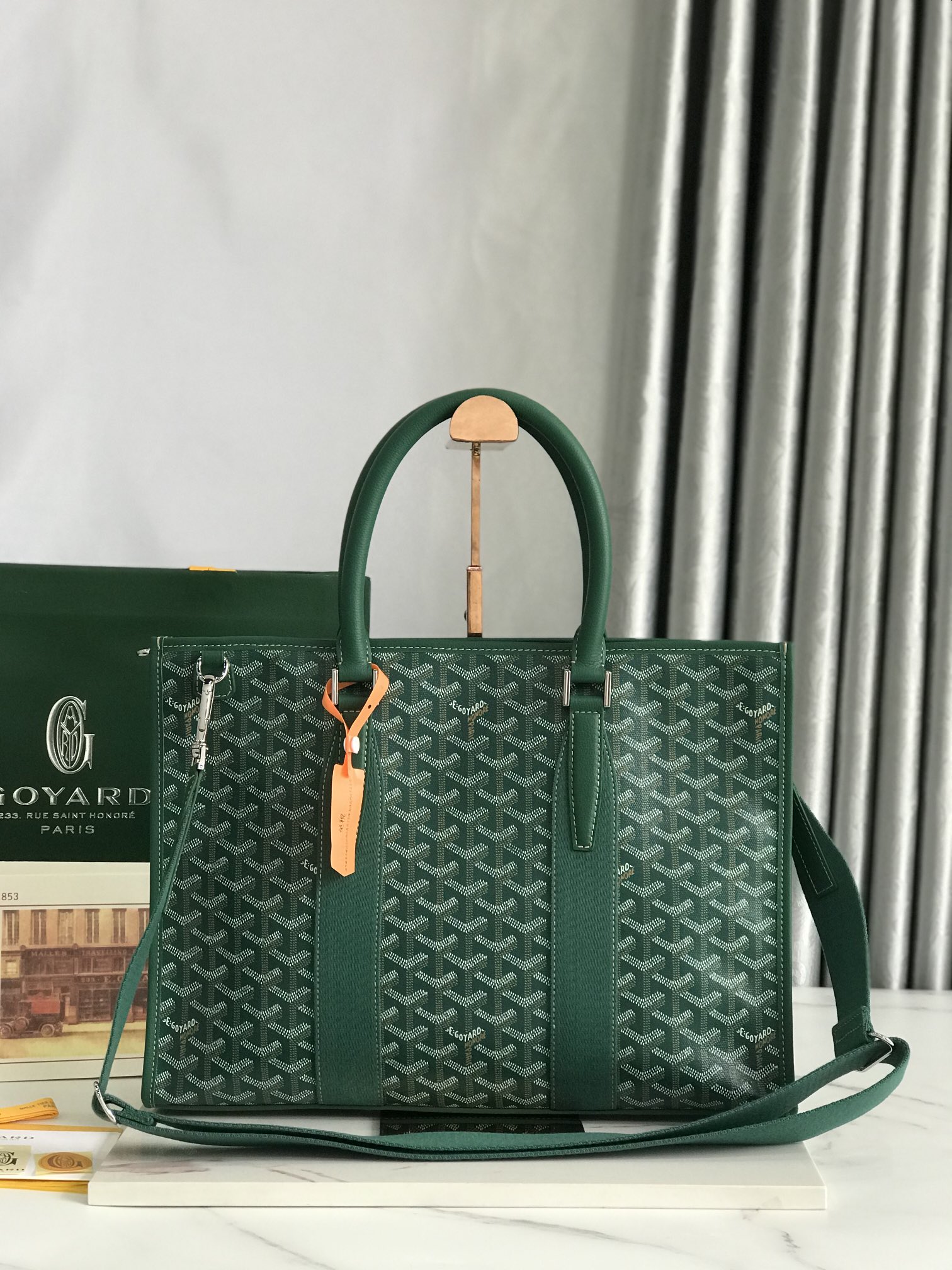 NO:340306,The premium MORVAN briefcase is lightweight, slim, practical, and has a small and elegant design. It is ideal for daily and professional uses. It is fixed with a zipper closure system, two round leather handles, more comfortable to wear, equipped with adjustable shoulder straps for shoulder or crossbody. Size: 39×6.5×29cm Color green 17, Super Goya19860909特级 MORVAN公文包轻便,纤薄,实用,设计小巧优雅,是日常和专业用途的理想之选,它采用拉链闭合系统进行固定,两个圆形皮质手柄,佩戴更加舒适,配备可调节肩带进行肩背或斜挎. 尺寸:39×6.5×29cm 颜色绿色 17,特级戈雅,Bag