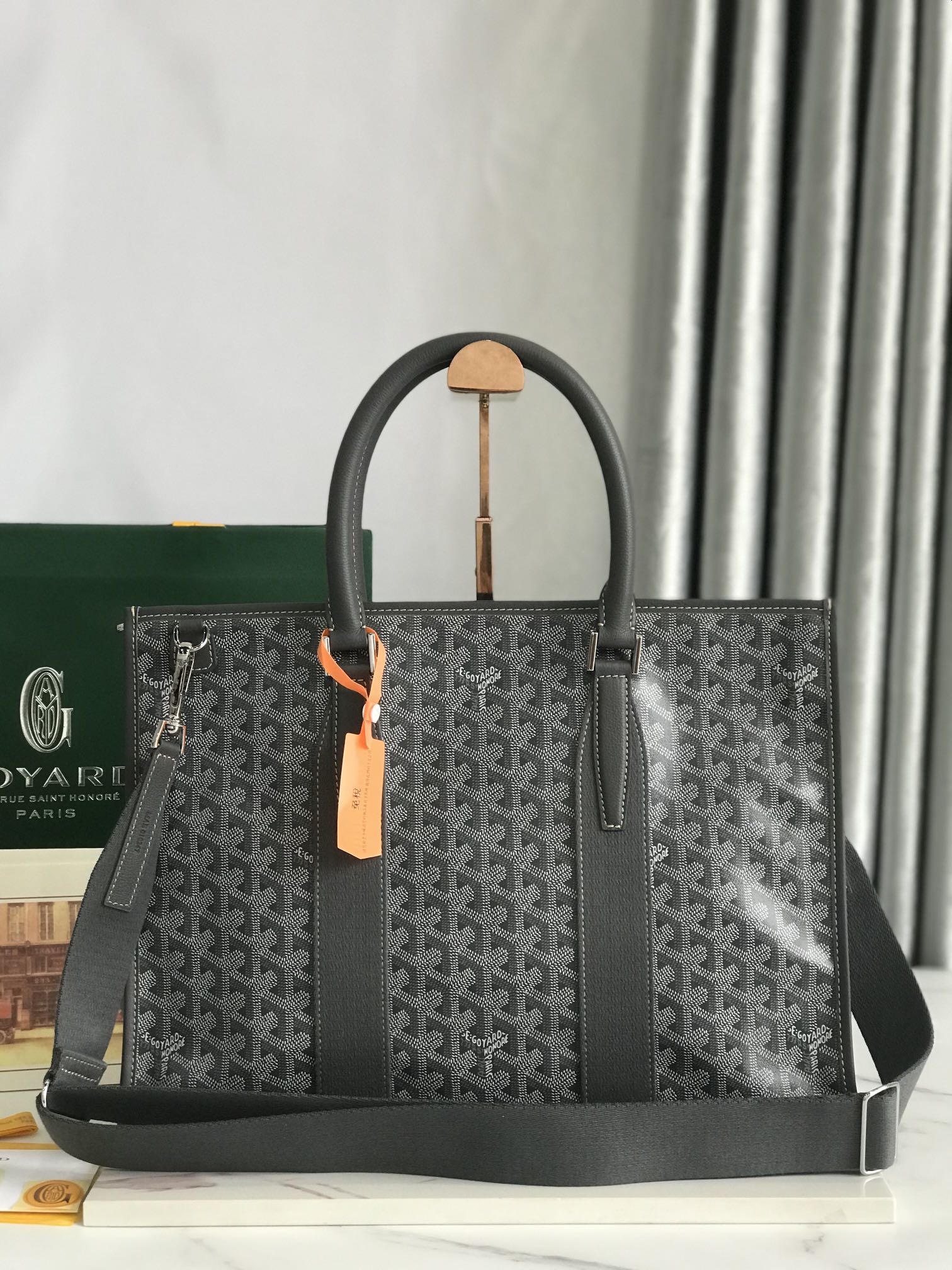 NO:340315,The premium MORVAN briefcase is lightweight, slim, practical, and has a small and elegant design. It is ideal for daily and professional uses. It is fixed with a zipper closure system, two round leather handles, more comfortable to wear, equipped with adjustable shoulder straps for shoulder or crossbody. Size: 39×6.5×29cm Color grey 17, Super Goya19860909特级 MORVAN公文包轻便,纤薄,实用,设计小巧优雅,是日常和专业用途的理想之选,它采用拉链闭合系统进行固定,两个圆形皮质手柄,佩戴更加舒适,配备可调节肩带进行肩背或斜挎. 尺寸:39×6.5×29cm 颜色灰色 17,特级戈雅,Bag