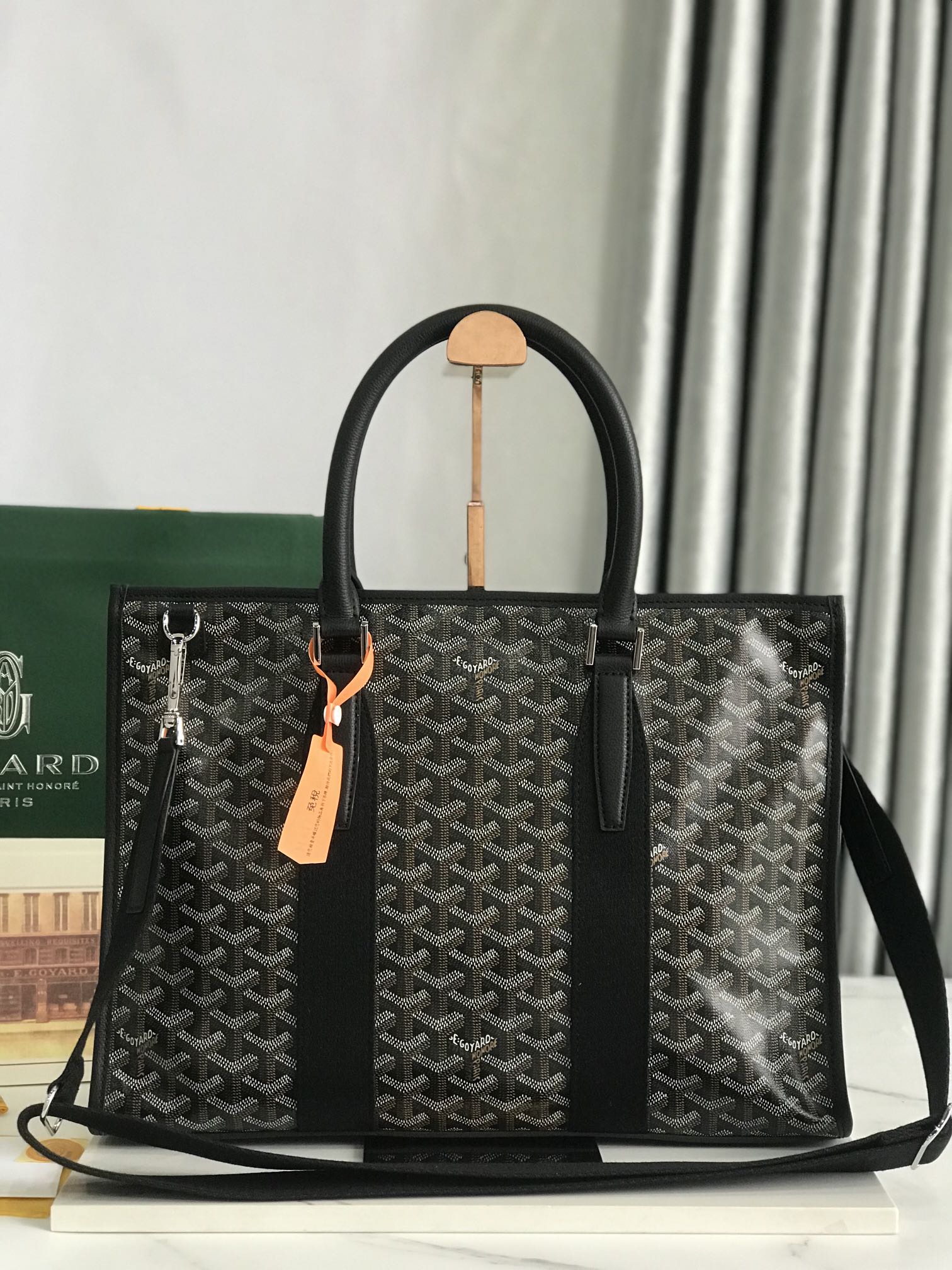 NO:340257,The premium MORVAN briefcase is lightweight, slim, practical, and has a small and elegant design. It is ideal for daily and professional uses. It is fixed with a zipper closure system, two round leather handles, more comfortable to wear, equipped with adjustable shoulder straps for shoulder or crossbody. Size: 39×6.5×29cm Color black 17, Super Goya19860909特级 MORVAN公文包轻便,纤薄,实用,设计小巧优雅,是日常和专业用途的理想之选,它采用拉链闭合系统进行固定,两个圆形皮质手柄,佩戴更加舒适,配备可调节肩带进行肩背或斜挎. 尺寸:39×6.5×29cm 颜色黑色 17,特级戈雅,Bag