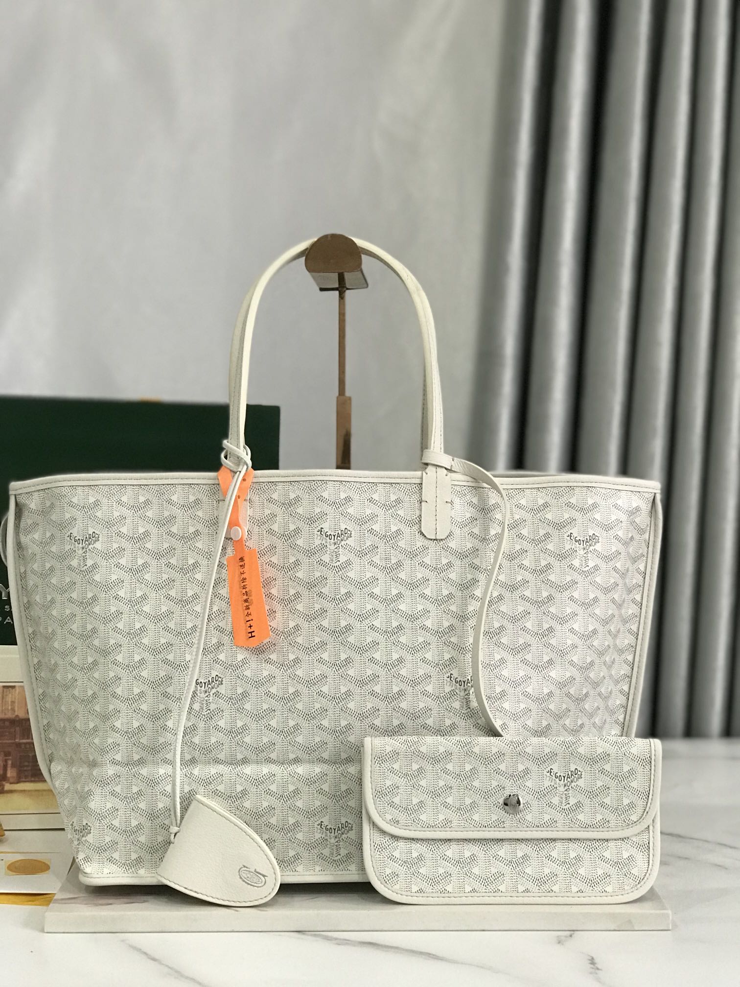 NO:852543,, Exclusive background Reversible Anjou double-sided tote small. Made of imported calfskin, customized Goyardine cotton and linen symmetrical pattern. Full of high-end, looks good in any color, versatile, unisex. Large built-in space, delivery coin purse, upgraded delivery package with sealing clip, classic 11 colors black, brown, grey, green, dark blue, light blue, orange, red, burgundy, white, yellow, etc. to choose from!  Size pocket 47cm, bottom 34*height 28*bottom width 15cm 020662,Goya,versace,wallets,cowhide19860909,独家背景 Reversible Anjou 双面托特小号 采用进口对版头层小牛皮定制Goyardine 雨露棉麻对版对称花纹 高级感十足,随便什么颜色上身都好好看百搭不过时,男女通用哦 内置空间超大,配送零钱包,升级配送包饰封口夹,经典11色黑,棕,灰,绿,深蓝,浅蓝,橙色,红色,酒红,白色,黄色等可供选择！ 尺寸袋口47cm、底34*高28*底宽15cm 020662,戈雅,versace,wallets,cowhide,Bag