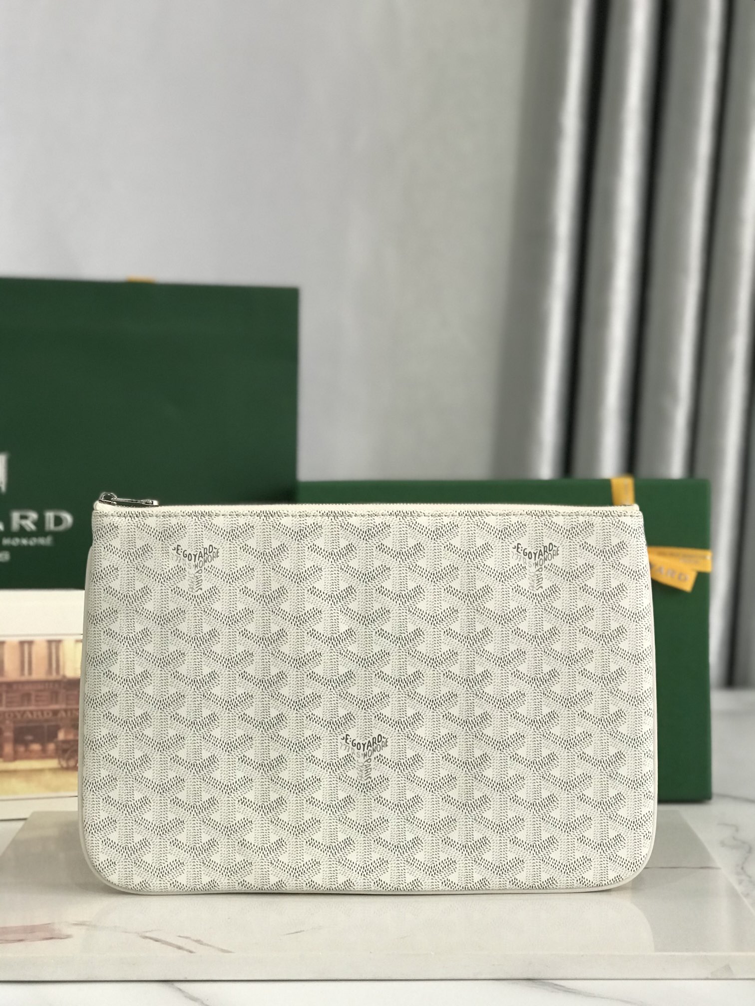 NO:672990,The SENAT medium clutch bag can be placed inside the handbag to store items in the bag, or used as a daily clutch bag. This clutch bag adopts a zipper closure design, and a card pocket is designed inside, which is fully functional. Medium size30*0.6*20 (cm) 020168, Goya wallet, wallets, handbag19860909SENAT中号手拿包可放进手袋内部用于收纳包中的物品,或作为日常的手拿包.这款手拿包采用拉链闭合设计,内部设计了一个卡袋,功能齐全. 中号size30*0.6*20（cm） 020168,戈雅钱包,wallets,handbag,欧美剧