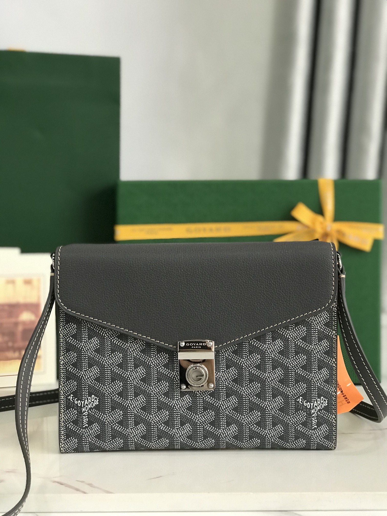 NO:340279,The design of the special CHYPRE crossbody bag is both the characteristics of a wallet and the concept of a handbag, which is both clever and practical. There are 6 slots in the bag, and there is also a removable and adjustable leather shoulder strap, which can be carried on the shoulder, crossbody or hand. size21*4*16 (cm) 01-1, special Goya, wallets, satchels, crossbody bags19860909特级 CHYPRE斜挎包的设计既有钱包的特点,又有手袋的构思,既巧妙又实用.包内有6个卡位,还有一条可拆卸可调节的皮质肩带,可肩背、斜挎或手拎. size21*4*16（cm） 01-1,特级戈雅,wallets,satchels,crossbody bags,Bag