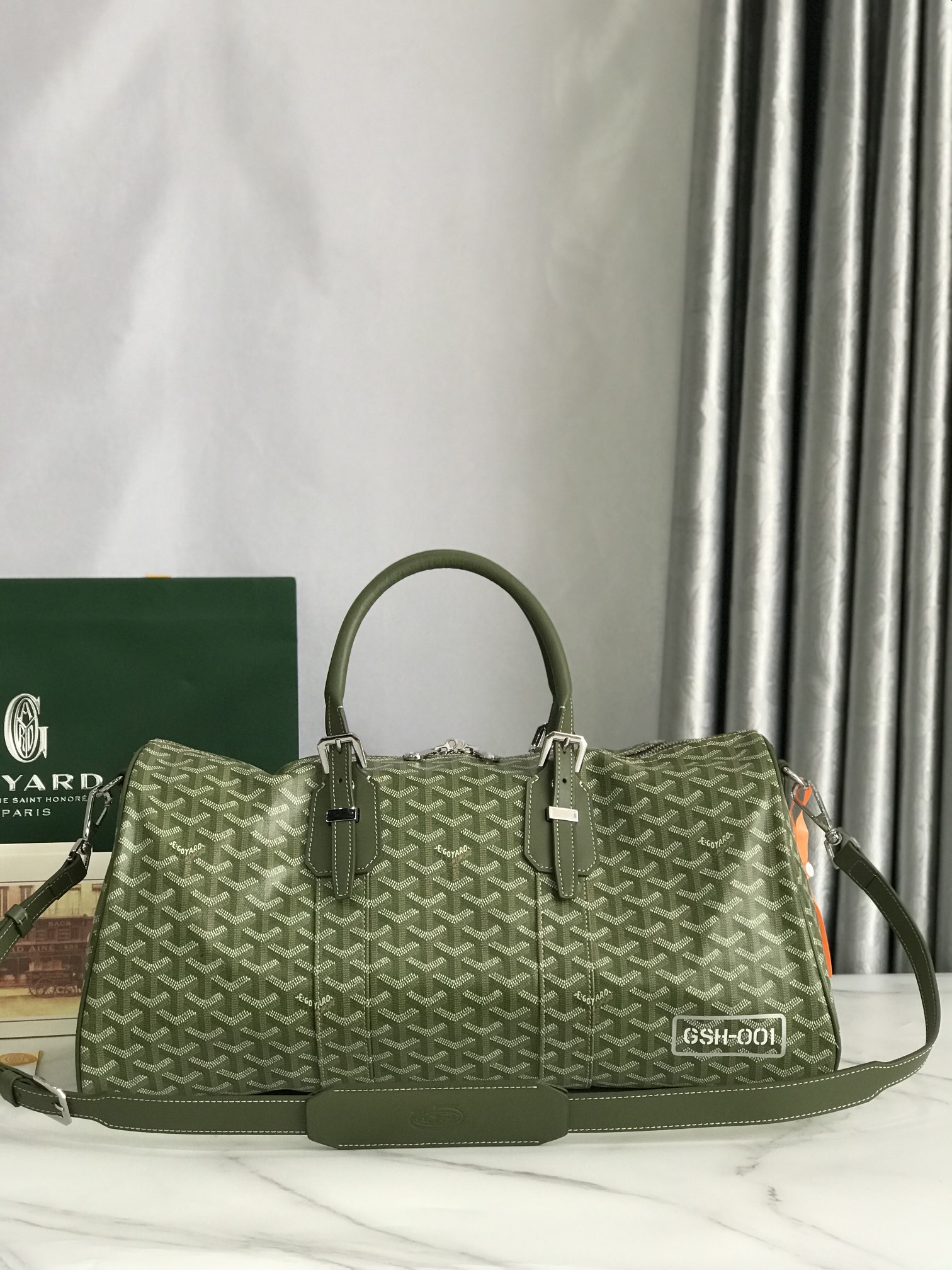 NO:340265,The Boston45 travel bag is made of Goyardine cotton and linen canvas & Cervon calfskin, making the bag body light and flexible, firm and reliable, and the padlock zipper system is more secure. The Boston45 travel bag is paired with a detachable medium shoulder strap and is equipped with hand-held, shoulder-back and cross-body to switch at any time. It is an ideal choice for carrying around when boarding. New color khaki green silver color Size48×22×27cm 01, Super Goya, travel bags, cowhide19860909特级 Boston45旅行包使用Goyardine棉麻帆布&Cervon小牛皮制作而成,使包身既轻便灵巧又牢固可靠,挂锁拉链系统更具安全性,Boston45旅行包搭配可拆卸中号肩带同时兼备手拎、肩背、斜挎实现随时切换,登机随身携带的理想选择. 新搭色卡其绿银彩 尺寸Size48×22×27cm 01,特级戈雅,travel bags,cowhide,Bag