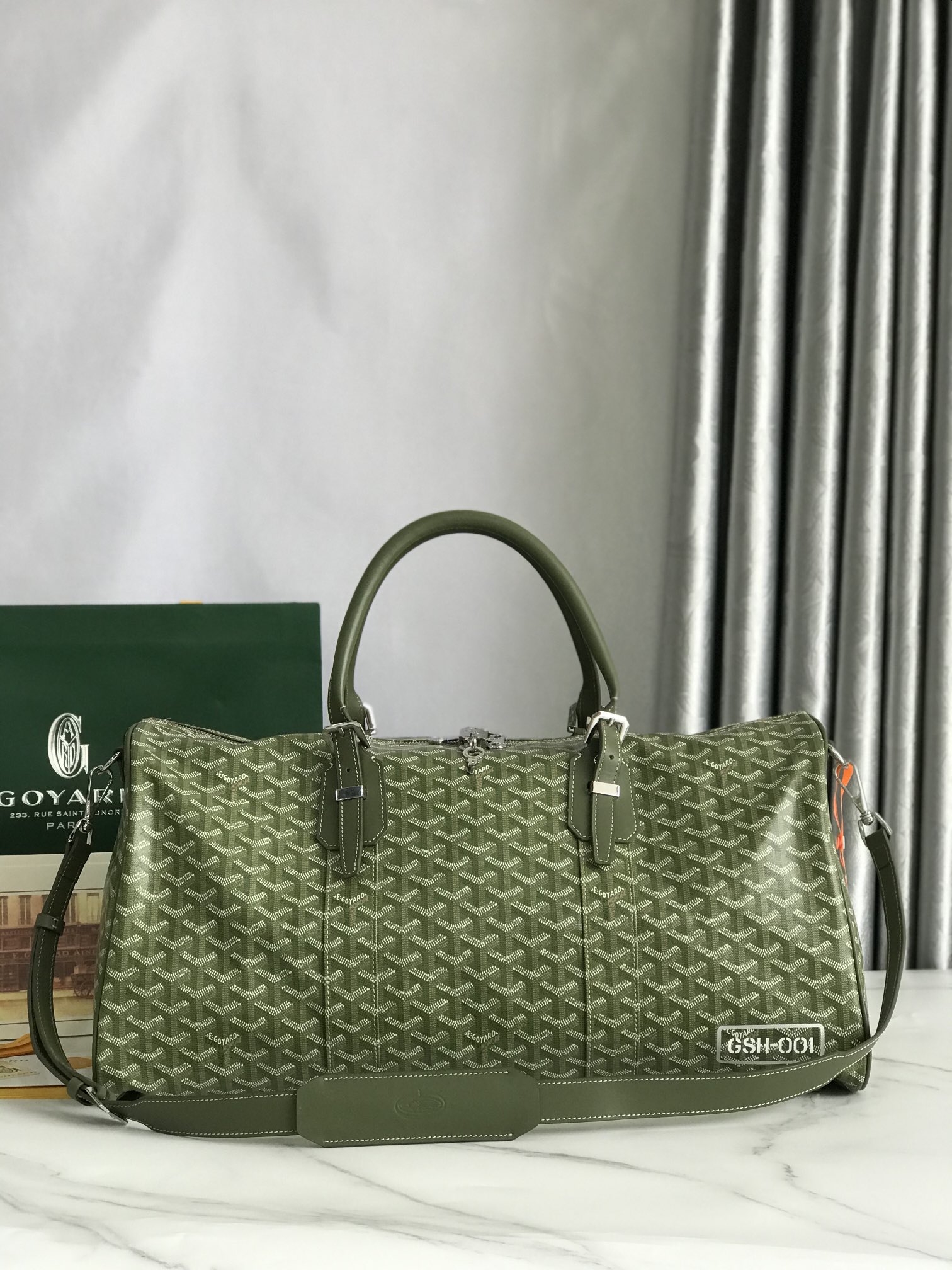 NO:340272,The Boston50 travel bag is made of Goyardine cotton and linen canvas & Cervon calfskin, making the bag body light and flexible, firm and reliable, and the padlock zipper system is more secure. The Boston50 travel bag is paired with a detachable medium-sized shoulder strap and both hand-held, shoulder-back and cross-body to switch at any time, ideal for carrying around when boarding. New color khaki green silver color Size 50*25*30 cm 01-1, Super Goya, travel bags, cowhide19860909特级 Boston50旅行包使用Goyardine棉麻帆布&Cervon小牛皮制作而成,使包身既轻便灵巧又牢固可靠,挂锁拉链系统更具安全性,Boston50旅行包搭配可拆卸中号肩带同时兼备手拎、肩背、斜挎实现随时切换,登机随身携带的理想选择. 新搭色卡其绿银彩 尺寸Size50*25*30 cm 01-1,特级戈雅,travel bags,cowhide,Bag