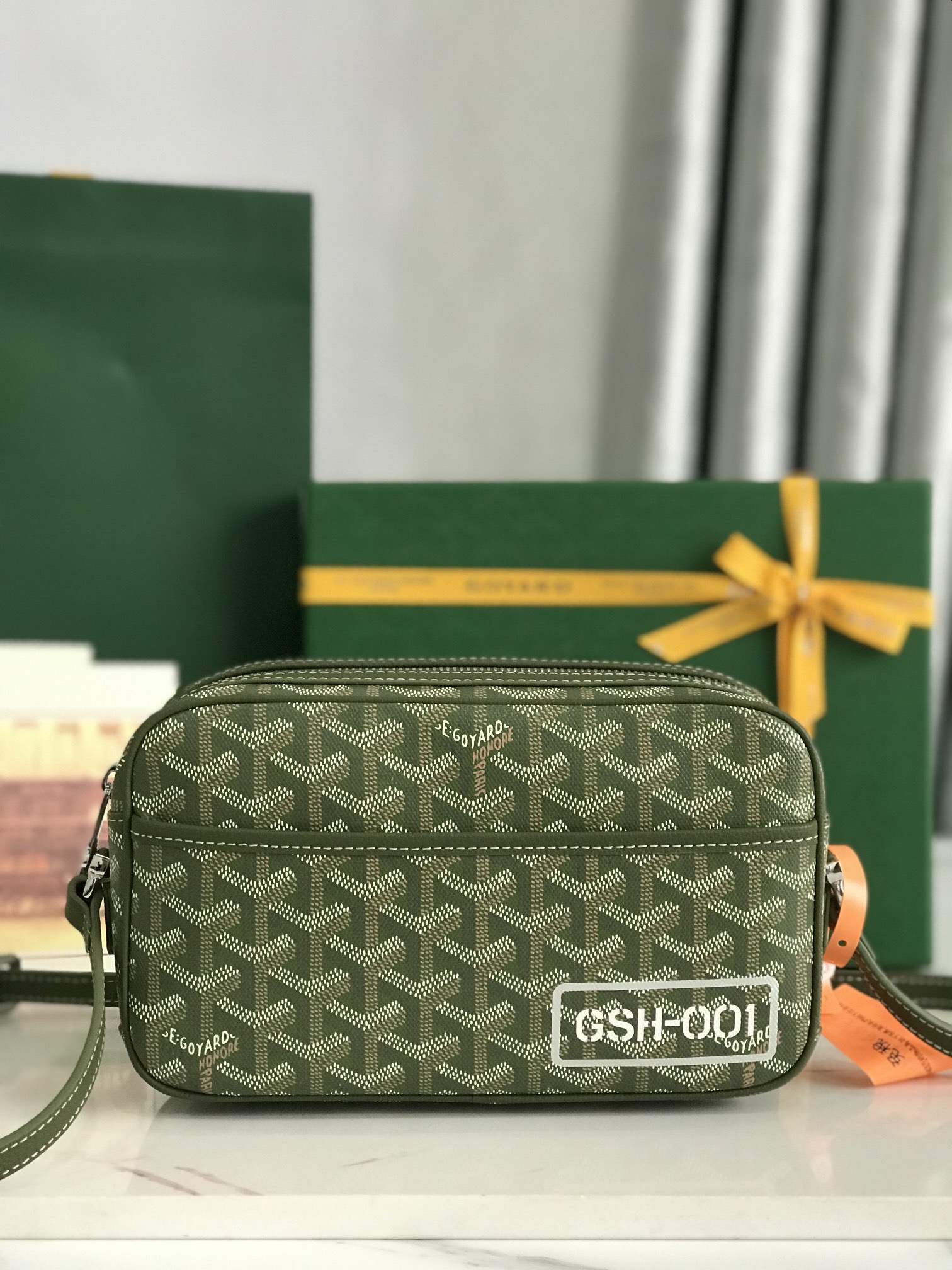 NO:340297,Special Cap-Vert Camera Bag - Khaki Green Silver Color Camera Bag is as versatile and capable as ever, a model that can be matched without any mistakes, and a variety of colors to choose from, giving gift boxes to people and gifts is a good choice. Size Size 22.5*13*7cm 020189, Super Goya19860909特级 Cap-Vert相机包 ——卡其绿银彩 相机包一如既往的百搭与能装,一款怎么搭都不会错的款男女通用,多种颜色供选择,配送礼品盒送人送礼都是不错的选择. 尺寸Size22.5*13*7cm 020189,特级戈雅,Bag