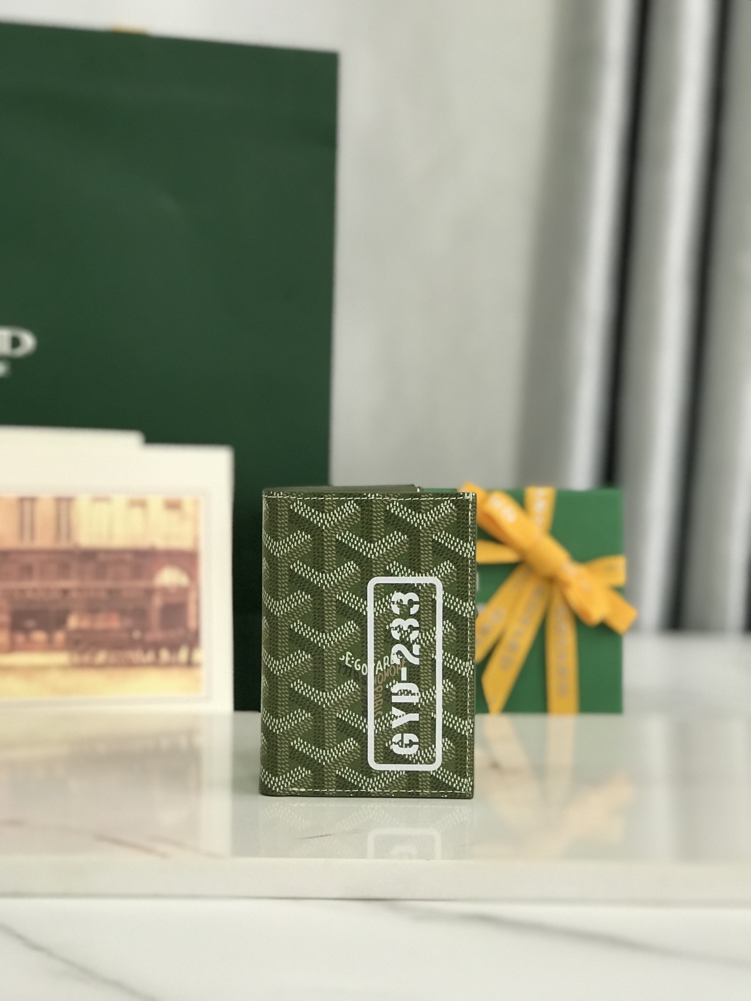 NO:340289,Limited new colors - Khaki green painted Goyard card bag daily matching must-have items SAINT-PIERRE card holder has a full function, with a large-size banknote bag, which can store cards, documents and banknotes at the same time. The compact design is just right for putting it in a jacket or pants pocket. The custom-made shiny leather with a dedicated wallet diagonal needle and thread is perfect for the interior yellow part of the pair of custom-made top cowhide [non-superficial non-second-layer leather] size11*1.5*7.5 (cm) 020609, special Goya, saint laurent, wallets, jackets & coats, cowhide19860909限量新色----卡其绿彩绘 Goyard  卡包  日常搭配必备单品 SAINT-PIERRE卡夹的功能齐全,设有一个大尺寸纸钞袋,可以同时存放卡片、证件和钞票.袖珍小巧的设计正好适合放入夹克或裤子口袋. 使用专属钱包的对版定制光面皮对角针线完美内部黄色部分为对版定制头层牛皮【非超纤非二层皮】 size11*1.5*7.5（cm） 020609,特级戈雅,saint laurent,wallets,jackets & coats,cowhide,Bag