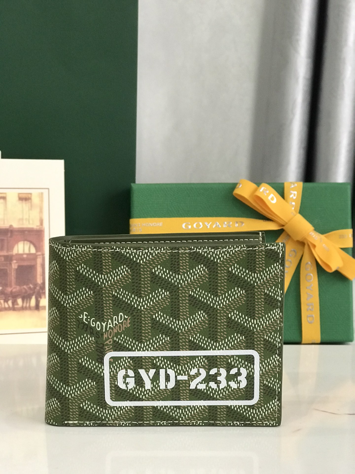 NO:340301,Goyard8 card slot wallet limited new color - khaki green painted texture directly to the full score, you can put about 8-10 cards, put cash, thin body and no standing position, classic, practical and pleasing!  If you want to take a short clip that is different from others and has a deep taste, it is the only one that you can do!  size11*9 (cm) 020603, special Goya, wallets19860909Goyard8格卡位钱包限量新色----卡其绿彩绘 质感直接拉到满分里面可放8-10张卡左右, 放现金,薄身不站位置,经典实用又耐看！ 短夹想要拿出与别人不同且拥有深度品味的感觉,非他莫属！ size11*9（cm） 020603,特级戈雅,wallets,Bag