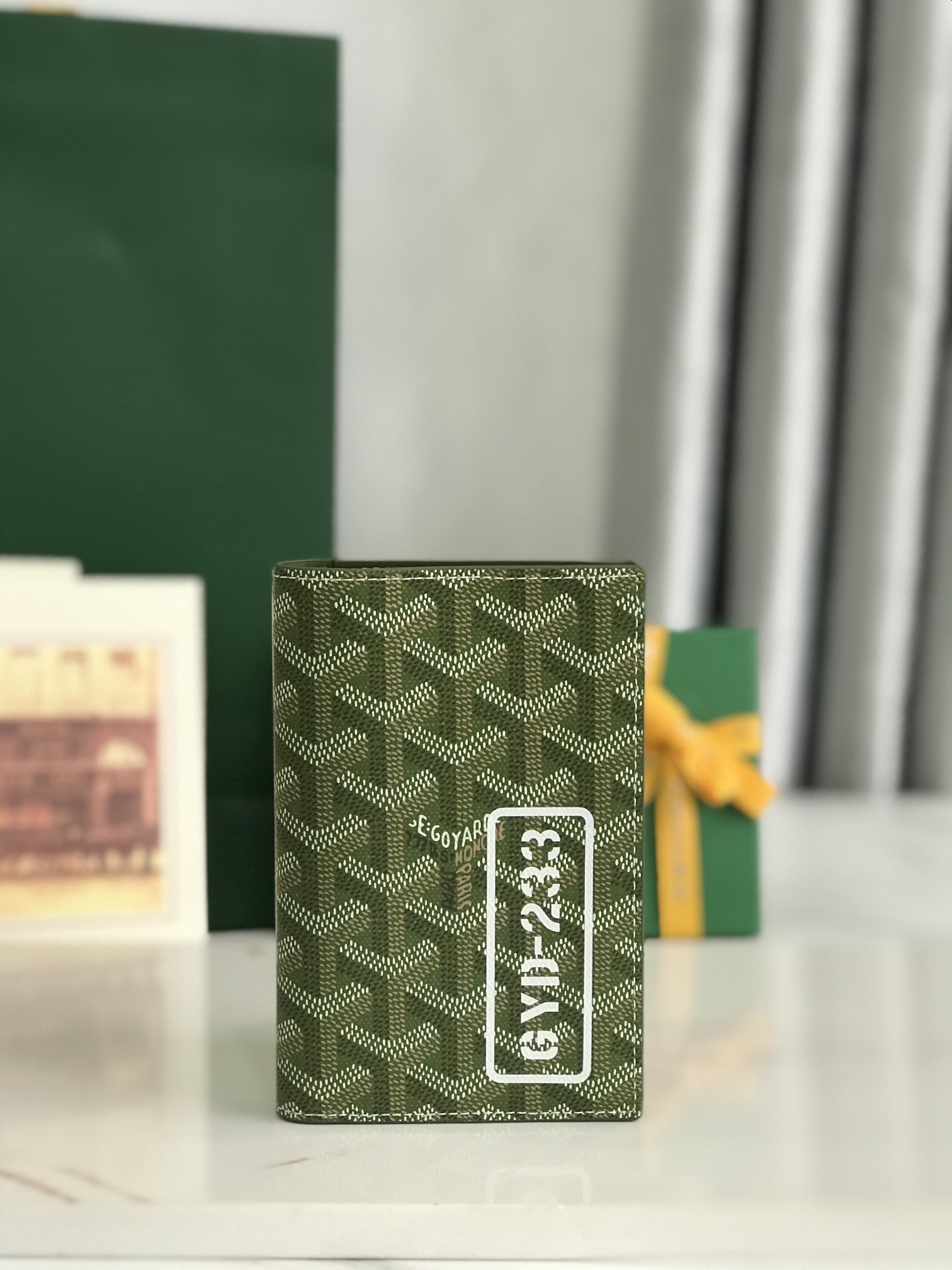 NO:340308,Limited new colors - Khaki green painted Goyard passport clip A must-have item for fashionable travel GRENELLE passport clip is very suitable for traveling because it not only allows you to store your passport, but also stores cards and various documents. Use the exclusive wallet to customize glossy skin diagonally needlework perfect interior yellow part for custom-made top cowhide [non-superficial non-second-layer leather] Size 10*14.2cm 020608, Super Goya, rene caovilla, wallets, cowhide19860909限量新色--卡其绿彩绘 Goyard 护照夹 时尚出行必备单品 GRENELLE护照夹非常适合在旅行时使用,因为它不仅可以让您存放护照,还可以存放卡片和各种证件. 使用专属钱包的对版定制光面皮对角针线完美内部黄色部分为对版定制头层牛皮【非超纤非二层皮】 尺寸 10*14.2cm 020608,特级戈雅,rene caovilla,wallets,cowhide,Bag