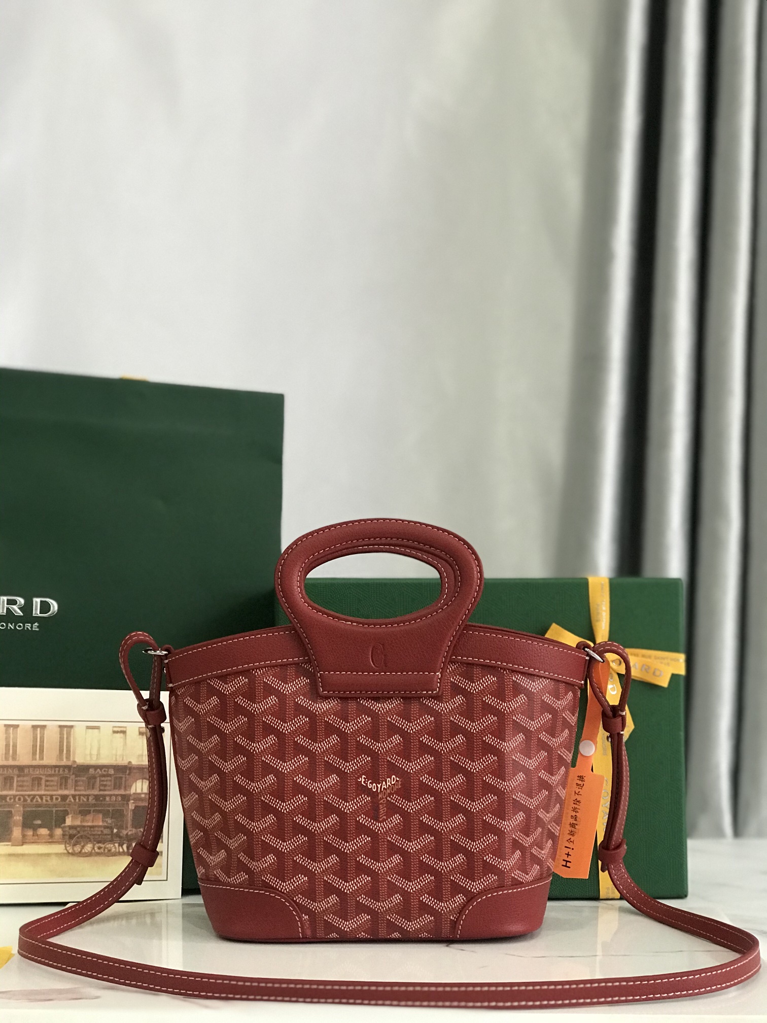 NO:340638,Super 09 Dahong Casual, elegant, light and practical, cotton-linen inner bag, with low-key and practical drawstring, two leather handles reminiscent of the brand's classic suitcase, comfortable grip, through removable and adjustable leather strap, this bag can also be used as a shoulder bag or crossbody bag. Size, weight 23×8×18.5 (cm), (G), Super Goya, shoulder bags, satchels, crossbody bags19860909特级 09 大红 休闲优雅、轻巧实用,棉麻质地的内袋、配以低调实用的抽绳、两个皮质手柄让人联想到品牌的经典行李箱、抓握舒适,通过可拆卸和可调节的皮质背带,这款包还可用作单肩包或斜挎包. 尺寸,重量23×8×18.5（cm）,(G),特级戈雅,shoulder bags,satchels,crossbody bags,Bag