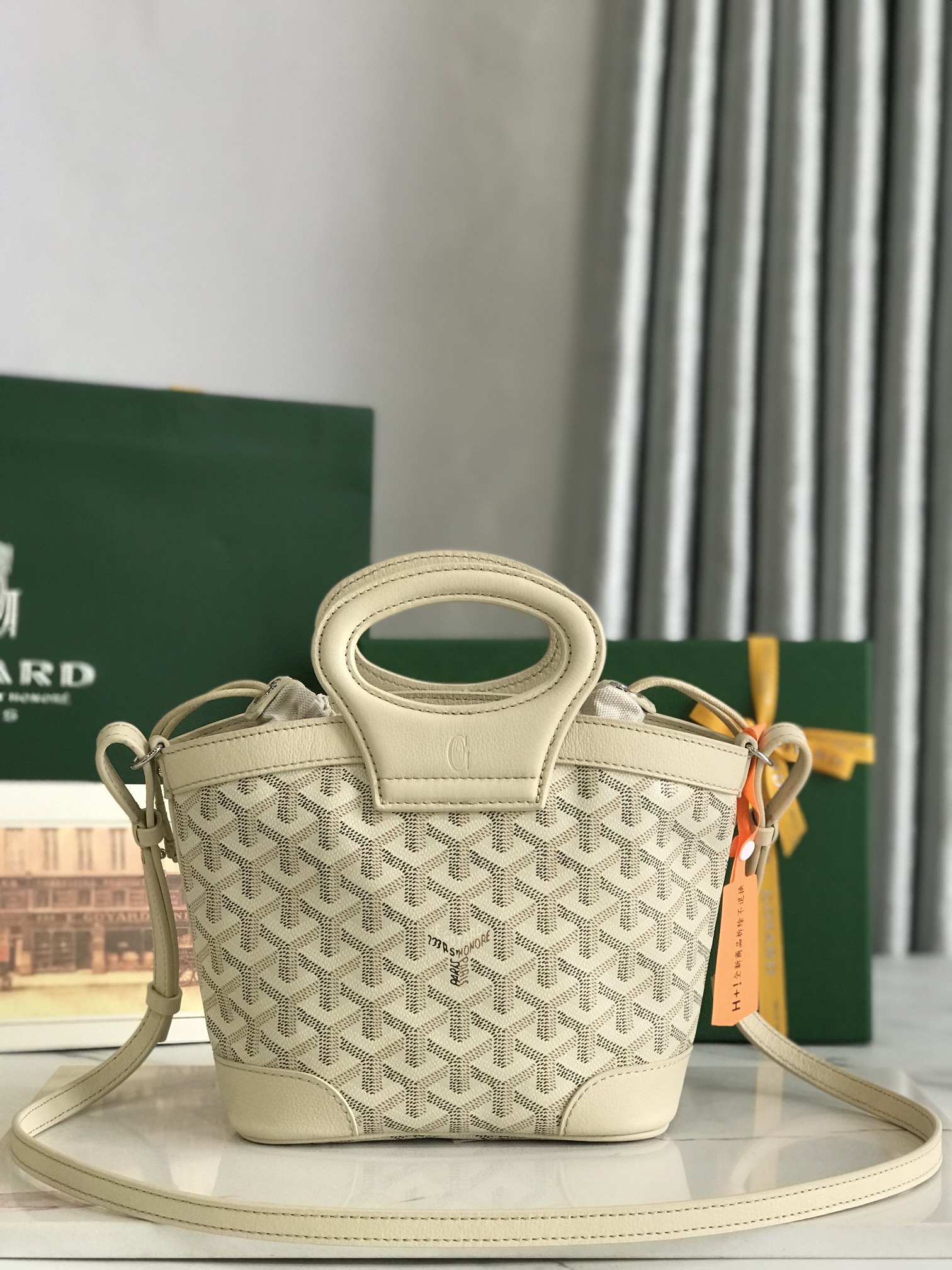 NO:340667,Special grade 09 Sand and stone color Casual, elegant, light and practical, cotton-linen inner bag, with low-key and practical drawstring, two leather handles reminiscent of the brand's classic suitcase, comfortable grip, and with removable and adjustable leather strap, this bag can also be used as a shoulder bag or crossbody bag. Size, weight 23×8×18.5 (cm), (G), Super Goya, shoulder bags, satchels, crossbody bags19860909特级 09 沙石色 休闲优雅、轻巧实用,棉麻质地的内袋、配以低调实用的抽绳、两个皮质手柄让人联想到品牌的经典行李箱、抓握舒适,通过可拆卸和可调节的皮质背带,这款包还可用作单肩包或斜挎包. 尺寸,重量23×8×18.5（cm）,(G),特级戈雅,shoulder bags,satchels,crossbody bags,Bag