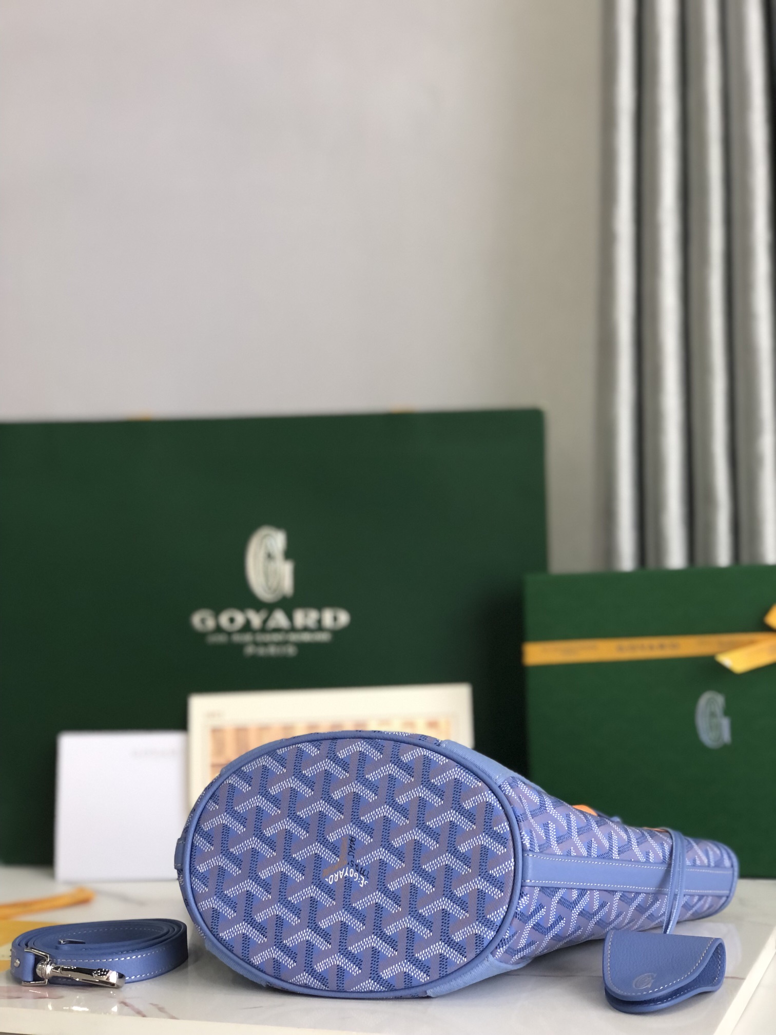 p590。💝BELHARRA小号包是阳光下度假的完美伴侣，其标志性的水桶形状和大开口设计，可轻松放入日常用品，无论是在沙滩上还是城市道路上，这款特别版的包袋都能轻松驾驭既🉑️手提，也可肩背，小牛皮皮质肩带可拆卸。

尺寸：18*14(底宽) *24（高度）
🔎120230
紫兰
