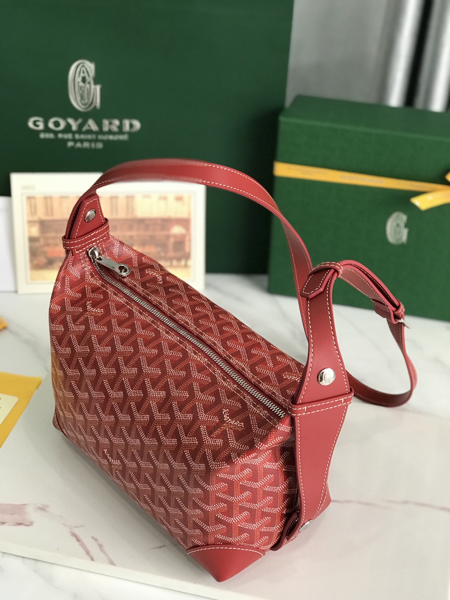 p650。💝Boeing 化妆包收纳袋，内里有双隔层，日常，差旅必备品质好物，NBA球星最爱单品，男女通用
1⃣️手拿包2⃣️化妆包3⃣️洗漱包4⃣️收纳包
配送礼盒装🎁
尺寸Size：25x12x12cm
🔎 020215-1
大红