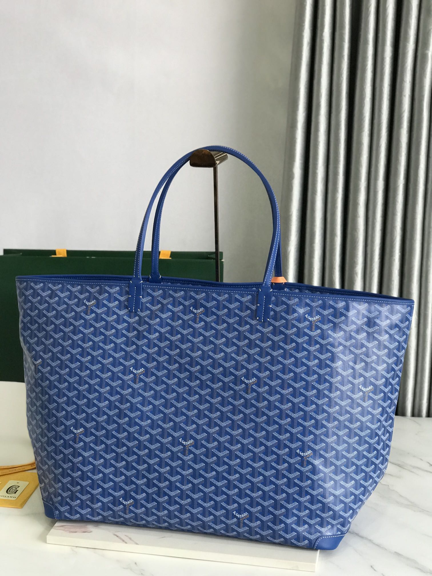p680。ARTOIS大号包采用了旅行包的体量规格，继承了我们ARTOIS小号和中号的流畅线条和精湛工艺，非常适合周末出行或机舱中使用。其提手长度也很适合单肩背法。其拉链闭合并带有两个挂锁元素拉绳，可确保内装物的安全。
size：68*24*37（cm）
🔍020186-1 