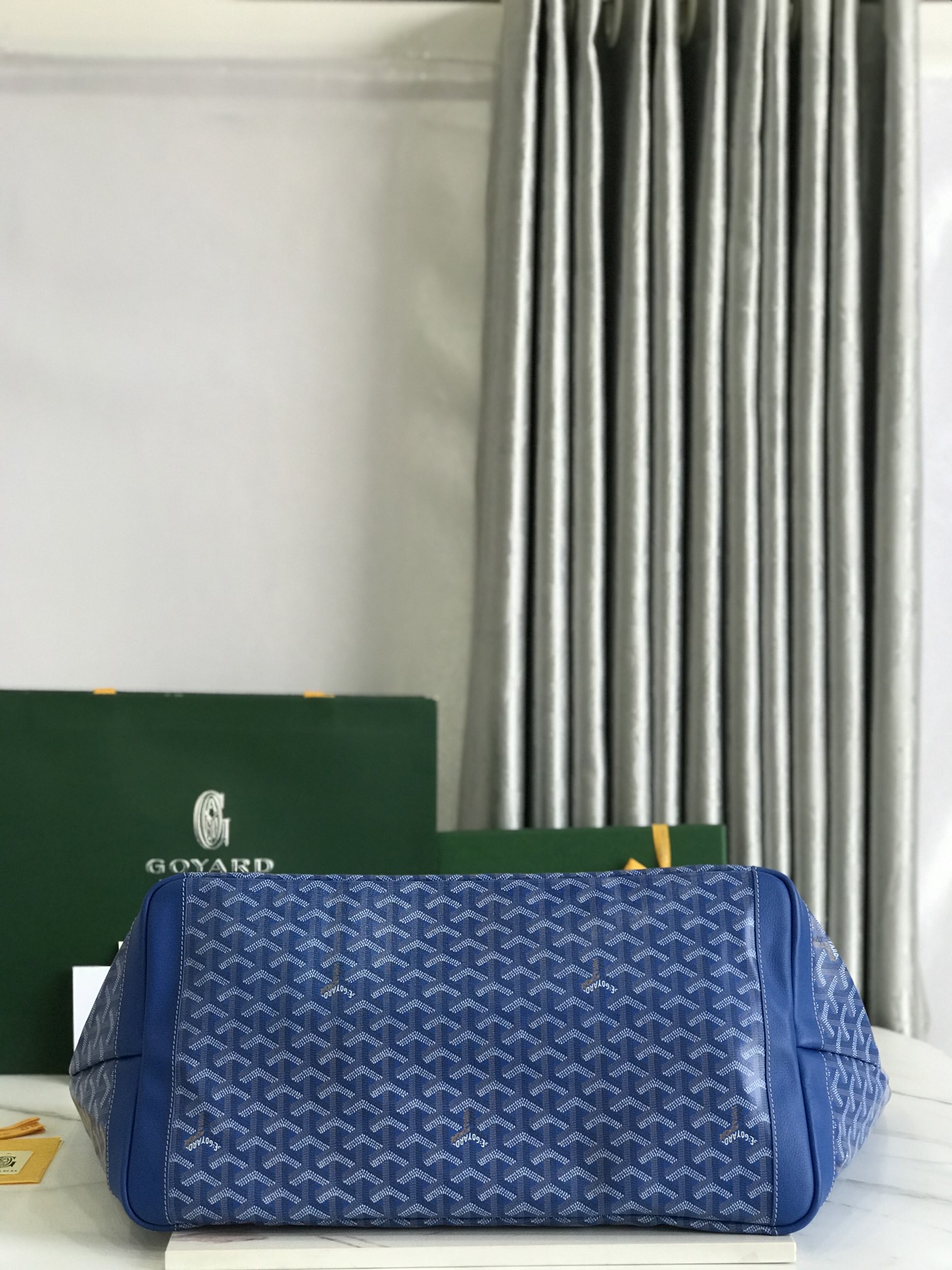 p680。ARTOIS大号包采用了旅行包的体量规格，继承了我们ARTOIS小号和中号的流畅线条和精湛工艺，非常适合周末出行或机舱中使用。其提手长度也很适合单肩背法。其拉链闭合并带有两个挂锁元素拉绳，可确保内装物的安全。
size：68*24*37（cm）
🔍020186-1 