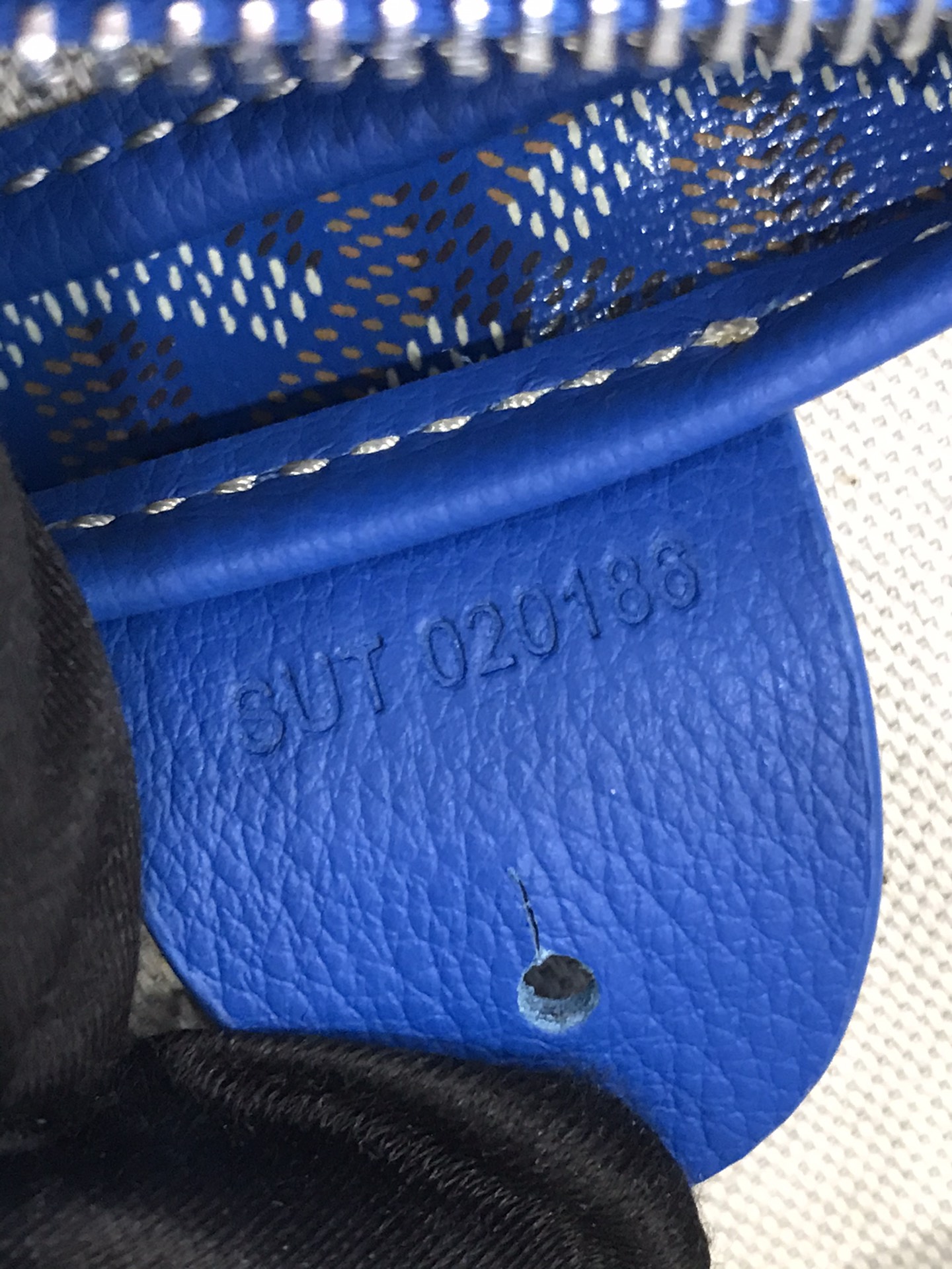 p680。ARTOIS大号包采用了旅行包的体量规格，继承了我们ARTOIS小号和中号的流畅线条和精湛工艺，非常适合周末出行或机舱中使用。其提手长度也很适合单肩背法。其拉链闭合并带有两个挂锁元素拉绳，可确保内装物的安全。
size：68*24*37（cm）
🔍020186-1 