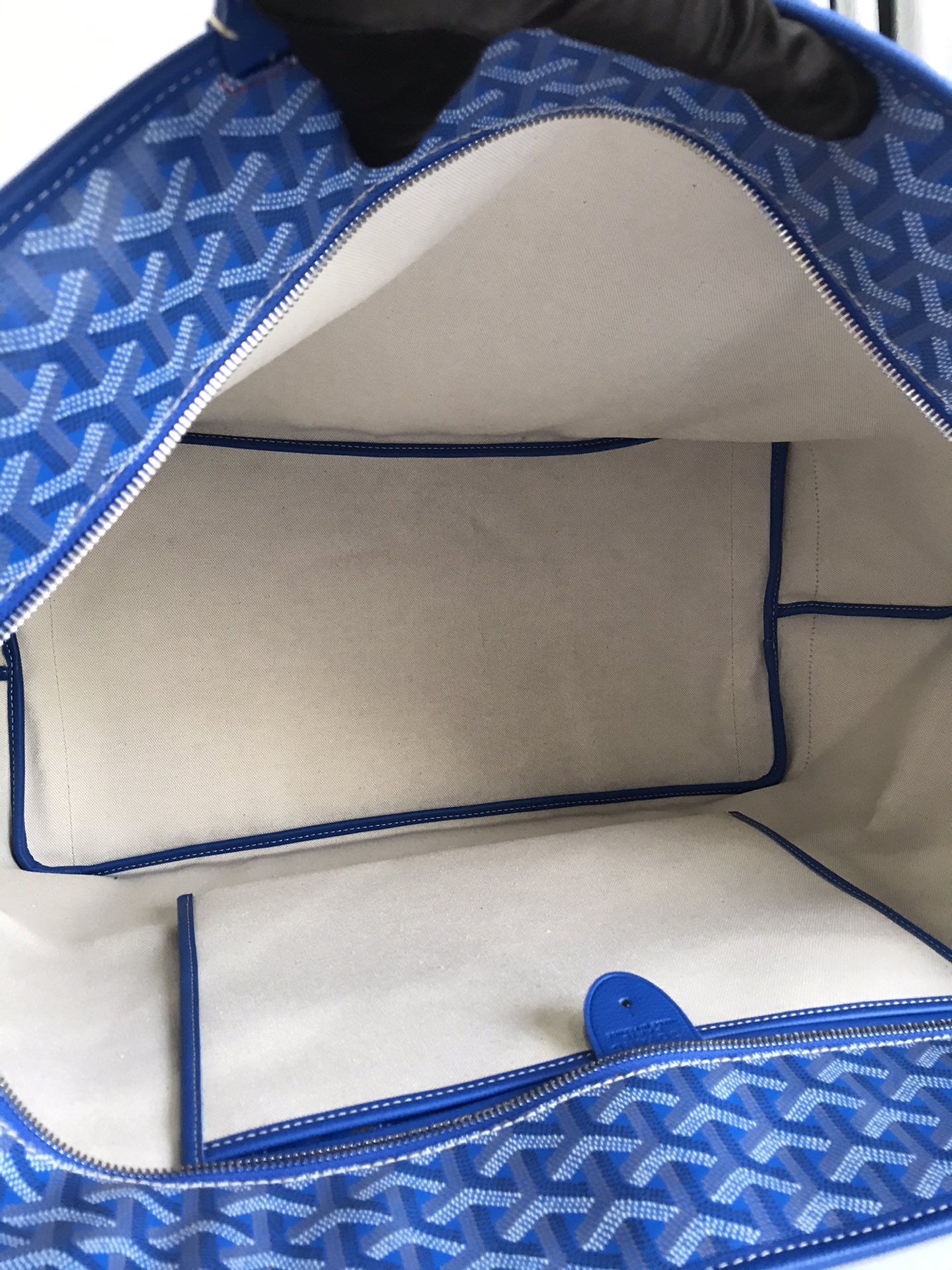 p680。ARTOIS大号包采用了旅行包的体量规格，继承了我们ARTOIS小号和中号的流畅线条和精湛工艺，非常适合周末出行或机舱中使用。其提手长度也很适合单肩背法。其拉链闭合并带有两个挂锁元素拉绳，可确保内装物的安全。
size：68*24*37（cm）
🔍020186-1 