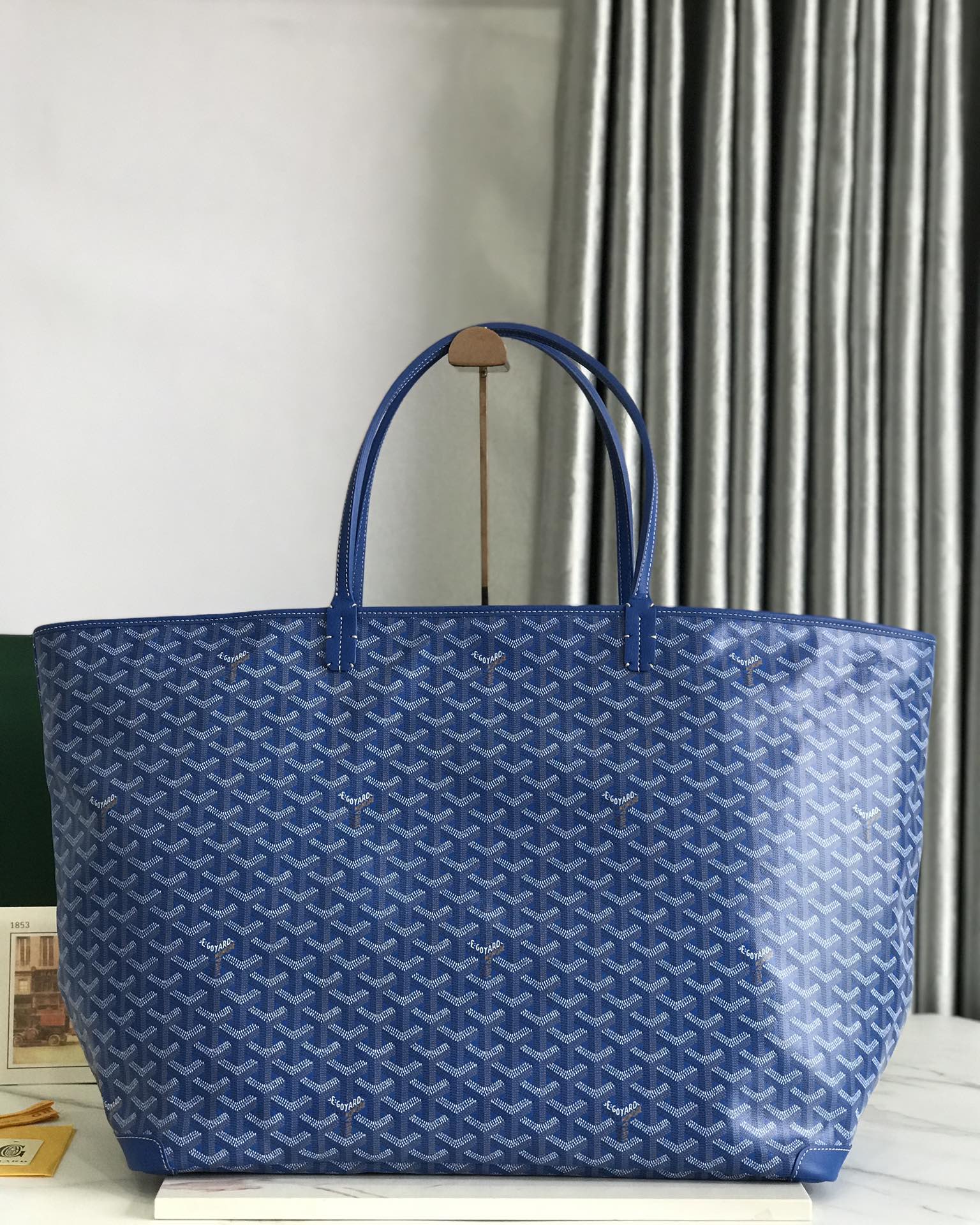 NO:340813,The large-sized ARTOIS bag adopts the size of the travel bag, inheriting the smooth lines and exquisite craftsmanship of our small and medium sizes, which is very suitable for weekend trips or in the cabin. The length of the handle is also suitable for one-shoulder backing. Its zipper is closed and has two padlock element drawstrings to ensure the safety of the interior. size68*24*37 (cm) 020186-1, Super Goya, travel bags19860909特级  ARTOIS大号包采用了旅行包的体量规格,继承了我们ARTOIS小号和中号的流畅线条和精湛工艺,非常适合周末出行或机舱中使用.其提手长度也很适合单肩背法.其拉链闭合并带有两个挂锁元素拉绳,可确保内装物的安全. size68*24*37（cm） 020186-1,特级戈雅,travel bags,Bag