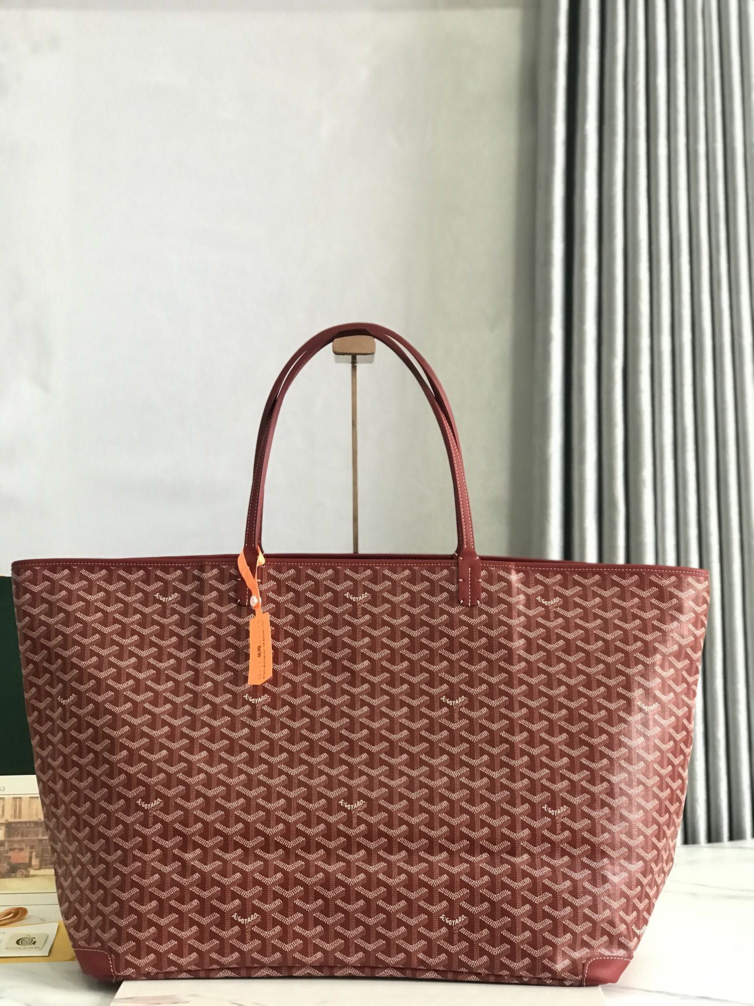 NO:552616,The premium ARTOIS large bag adopts the size of a travel bag and inherits the smooth lines and exquisite craftsmanship of our ARTOIS small and medium sizes. It is very suitable for weekend trips or use in the cabin. Its handle length is also suitable for one-shoulder carrying. Its zipper closure and two padlock element drawstrings ensure the safety of the contents. size68*24*37 (cm) 020186-1, premium Goya, travel bags19860909特级 ARTOIS大号包采用了旅行包的体量规格,继承了我们ARTOIS小号和中号的流畅线条和精湛工艺,非常适合周末出行或机舱中使用.其提手长度也很适合单肩背法.其拉链闭合并带有两个挂锁元素拉绳,可确保内装物的安全. size68*24*37（cm） 020186-1,特级戈雅,travel bags,Bag