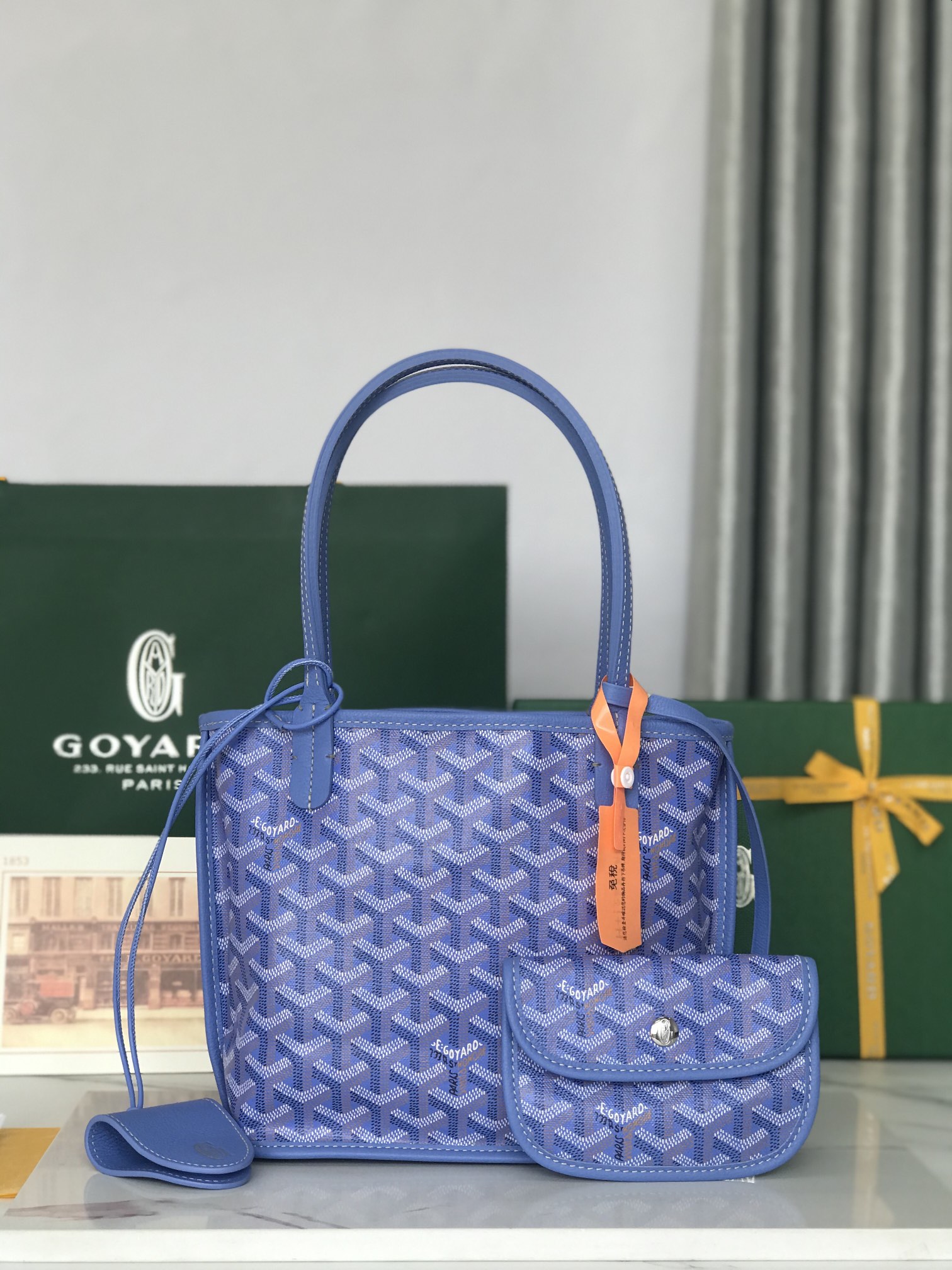 NO:555879,, Exclusive background Upgraded new delivery bag decoration bag gift box upgraded version instructions Goyard (Goyard) has continuously improved the fabric and leather after many studies and improvements, all-round exclusive customization just to continuously meet the high quality requirements of customers. The base fabric is made of customized high-quality rain dew linen consistent with ZP, and then coated with smooth gum aldehyde [Wit] The grain texture is comparable to ZP, achieving a light-like and subdued feeling. The leather is first-layer calf leather, flexible and non-irritating. Symmetrical pattern, pure color and no color difference. Please see the picture for details. [Hold fist] [Hold fist] Size: Bag mouth 28cm, bottom 20*height 20*bottom width 10cm 020660, Goya, cowhide19860909,独家背景 升级出新配送包饰包夹礼品盒升级版说明书 Goyard（戈雅）经多次研究与改良,不断提升面料与皮质,全方位独家定制只为不断达到客户的高品质要求 底布采用与ZP一致的定制高品雨露麻,再涂上光面的树胶醛醣 [机智]颗粒质感与ZP相媲美,达到一种似光又亚的感觉皮质为头层小牛皮柔韧不剌手对版对称花纹、颜色纯正无色差细节看图片[抱拳][抱拳] 尺寸Size袋口28cm、底20*高20*底宽10cm 020660,戈雅,cowhide,Bag