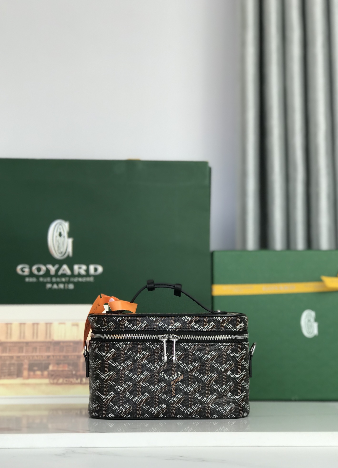 NO:582279,, Exclusive background The MUSE mini cosmetic bag continues the design elements of the small cosmetic bag and is presented in the form of a mini version. It is both elegant and practical, and can safely store daily necessities. The MUSE mini bag is equipped with a detachable leather shoulder strap, which can be carried on the shoulder, shoulder or cross-body. Size 16×8×10 (cm) 020253-1, Goya, mini bags, cosmetic bags & cases19860909,独家背景 MUSE 迷你化妆包延续了小号化妆包的设计元素,以迷你版形式呈现.它既优雅又实用,可安全收纳日常必需品.MUSE迷你包袋配备了可拆卸皮质肩带,可手提肩,肩背或者斜挎. 尺寸16×8×10（cm） 020253-1,戈雅,mini bags,cosmetic bags & cases,Bag