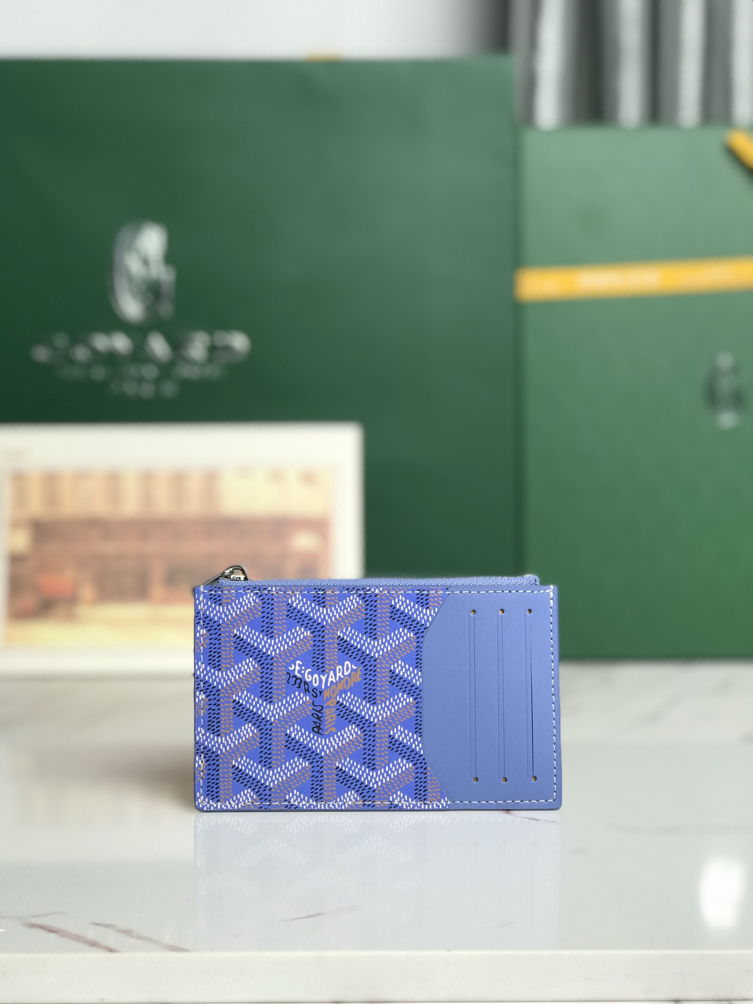 NO:701240,The premium Bourbon is a zipper card holder carefully made of Goyardine canvas and first-layer calfskin. It is both lightweight and functional. It has 3 card slots, a patch pocket and a zipper pocket to safely store change. It is exquisite and compact and can be easily put into a pocket or bag. Lining: goatskin lining size size 12.5×1×8.4CM 04, premium Goya, cowhide, sheepskin19860909特级 Bourbon是由Goyardine 帆布配头层小牛皮精心制作而成的拉链卡夹,兼具轻便性和功能性,设有3个卡槽,一个贴袋和一个拉链口袋,安全存放零钱,精致小巧可轻松放入口袋或包中. 内衬:山羊皮衬里 尺寸size12.5×1×8.4CM 04,特级戈雅,cowhide,sheepskin,Bag