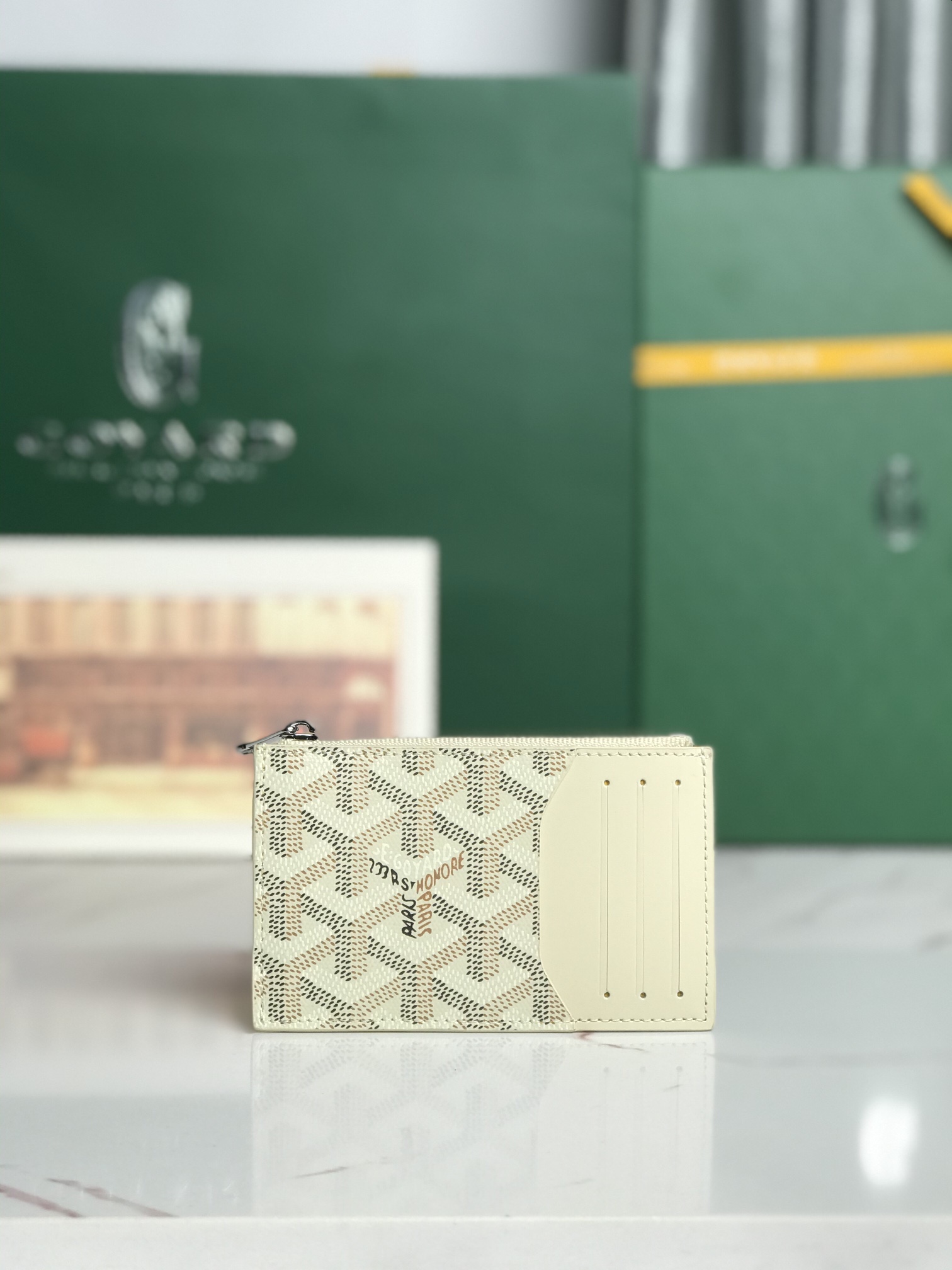 NO:701236,The premium Bourbon is a zipper card holder carefully made of Goyardine canvas and first-layer calfskin. It is both lightweight and functional. It has 3 card slots, a patch pocket and a zipper pocket to safely store change. It is exquisite and compact and can be easily put into a pocket or bag. Lining: goatskin lining size size 12.5×1×8.4CM 04, premium Goya, cowhide, sheepskin19860909特级 Bourbon是由Goyardine 帆布配头层小牛皮精心制作而成的拉链卡夹,兼具轻便性和功能性,设有3个卡槽,一个贴袋和一个拉链口袋,安全存放零钱,精致小巧可轻松放入口袋或包中. 内衬:山羊皮衬里 尺寸size12.5×1×8.4CM 04,特级戈雅,cowhide,sheepskin,Bag