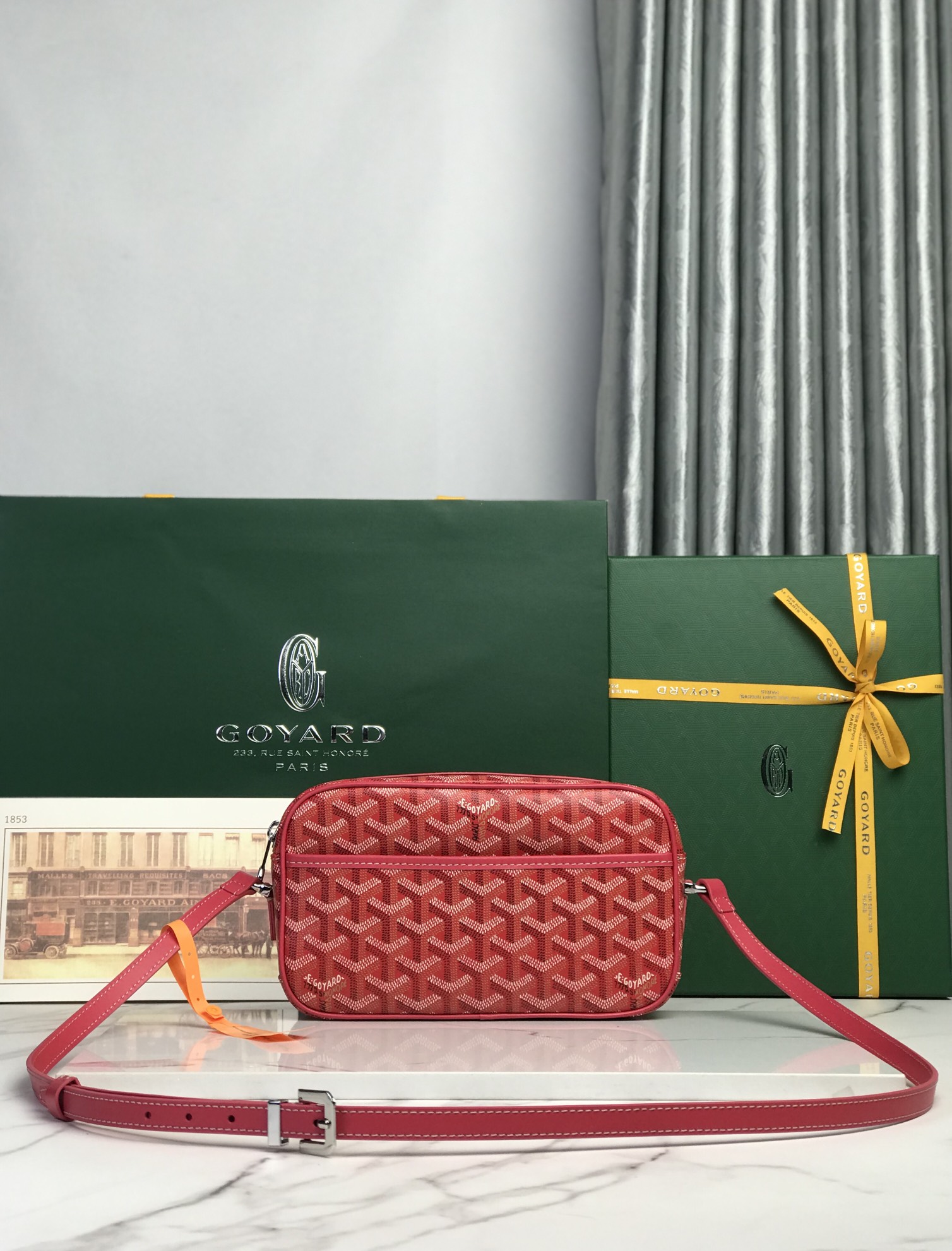 NO:701230,Special grade original leather Cap-Vert camera bag. The camera bag is as versatile and versatile as ever. It is a unisex model that can be matched with anything. It has a variety of colors to choose from. It comes in a gift box and is a good choice for giving as a gift. Size Size 22.5*13*7cm 020189, Special grade Goya19860909特级 原厂皮 Cap-Vert相机包  相机包一如既往的百搭与能装,一款怎么搭都不会错的款男女通用,多种颜色供选择,配送礼品盒送人送礼都是不错的选择. 尺寸Size22.5*13*7cm 020189,特级戈雅,Bag