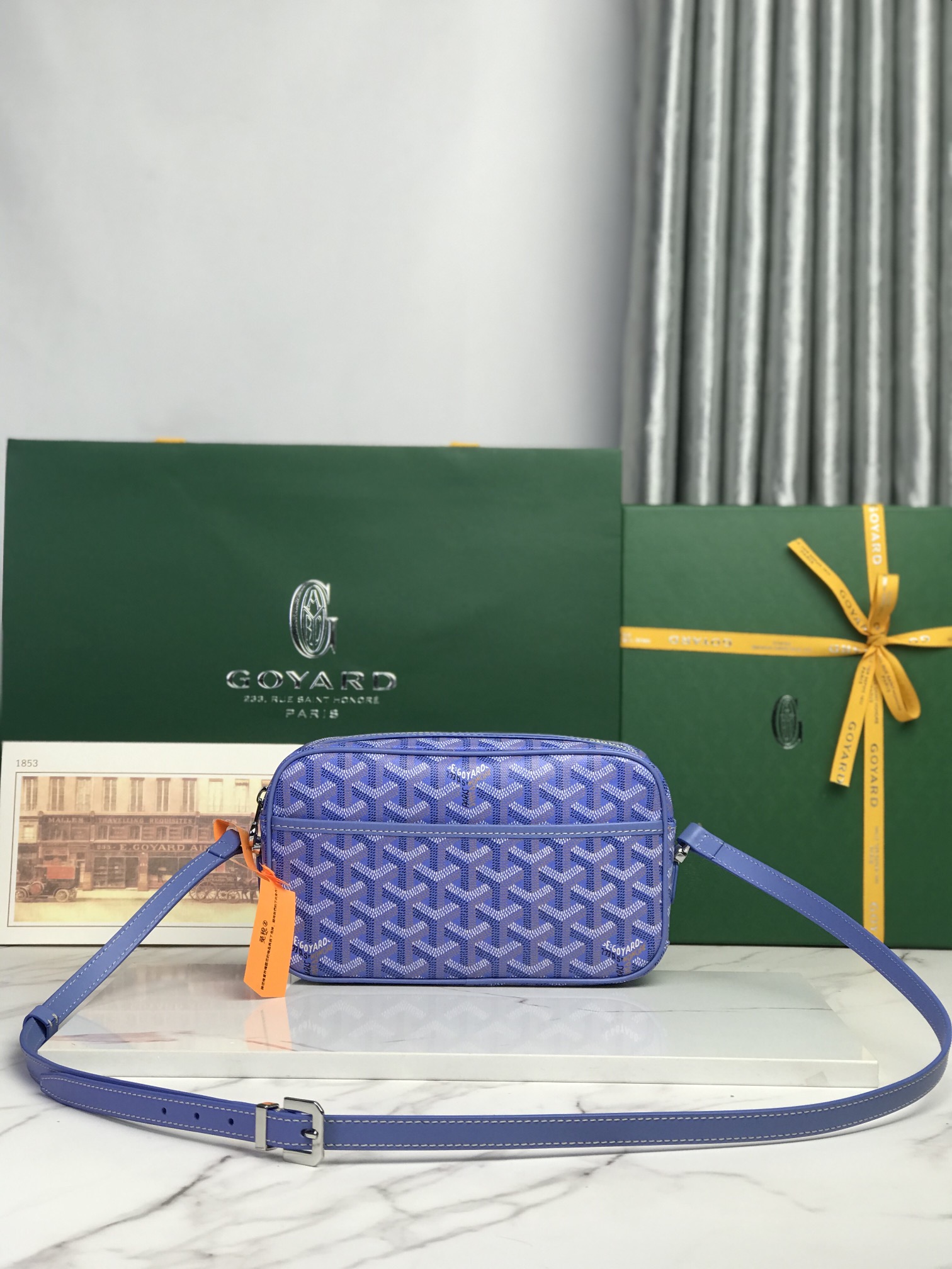 NO:701228,Special grade original leather Cap-Vert camera bag. The camera bag is as versatile and versatile as ever. It is a unisex model that can be matched with anything. It has a variety of colors to choose from. It comes in a gift box and is a good choice for giving as a gift. Size Size 22.5*13*7cm 020189, Special grade Goya19860909特级 原厂皮 Cap-Vert相机包  相机包一如既往的百搭与能装,一款怎么搭都不会错的款男女通用,多种颜色供选择,配送礼品盒送人送礼都是不错的选择. 尺寸Size22.5*13*7cm 020189,特级戈雅,Bag