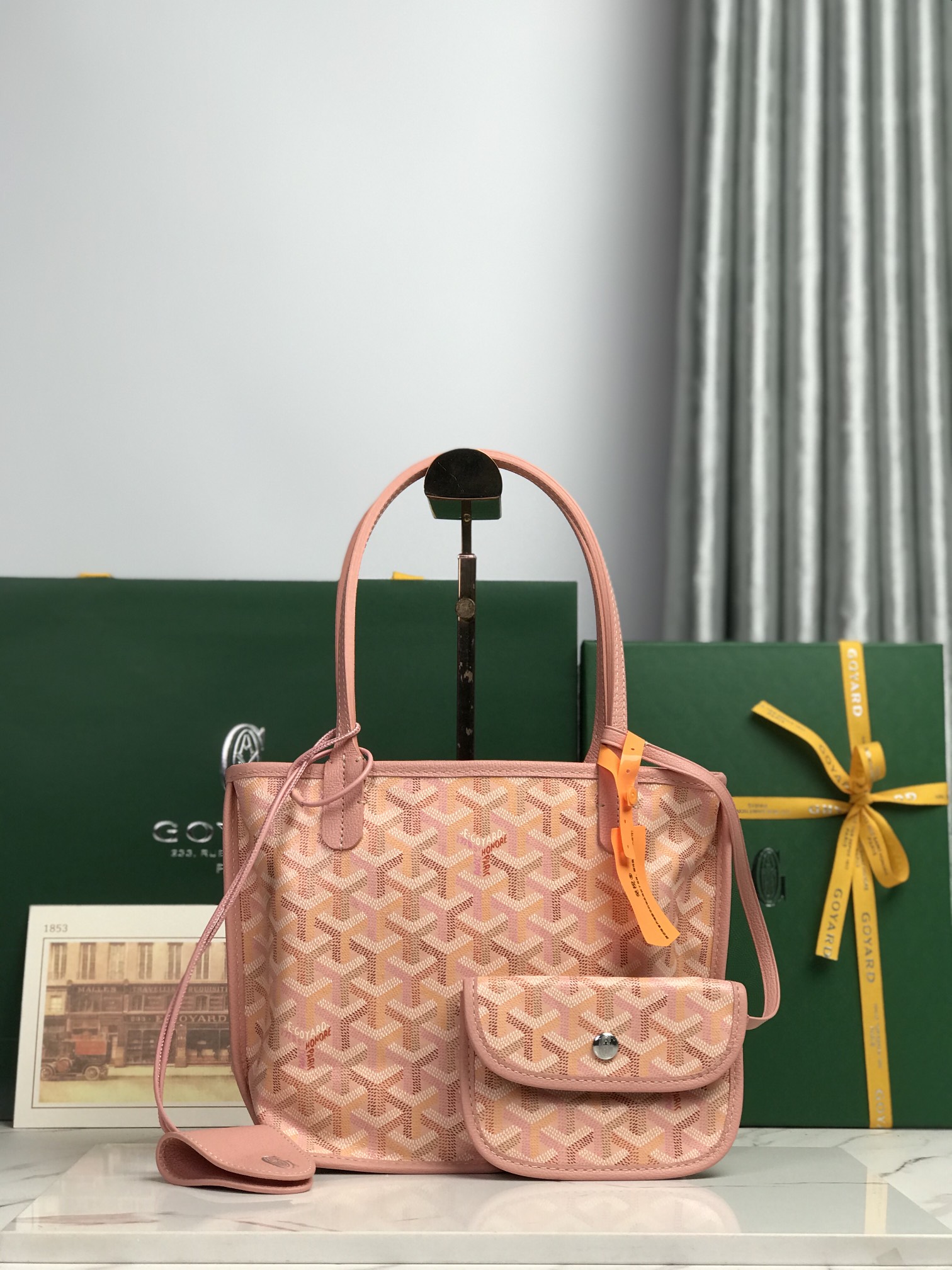 NO:768715,The special cherry blossom pink 2O26 limited edition ANJOU mini handbag is made of the exclusive GOYARDINE canvas that is limited to four seasons. The inner side of the inner bag is decorated with colors inspired by the gorgeous four seasons. The handbag can be used on both sides, providing two different styles and appearances: leather or GOYARDINE canvas. The Anjou mini bag is suitable for both night use and carrying your belongings throughout the day. The included bag clip can be used for decoration or to clip the bag mouth, making you feel more at ease when traveling.  Shoulder, portable, hand carry Size Size bag mouth 28cm, bottom 20*height 20*bottom width 10cm 020660, special grade Goya, mini bags19860909特级 樱花粉 2O26年限量版ANJOU迷你手袋采用限定四季炫彩专属GOYARDINE帆布打造,内袋里侧饰有灵感源自绚烂的四季色调.该手袋可双面使用,提供两种不同风格与外观:皮革面或GOYARDINE帆布面.安茹迷你包既适合夜晚使用,也适合全天携带您的随身物品,附赠的包夹可做装饰也可夹住袋口, 让您出行更安心. 单肩,手提,手拎 尺寸Size袋口28cm、底20*高20*底宽10cm 020660,特级戈雅,mini bags,Bag