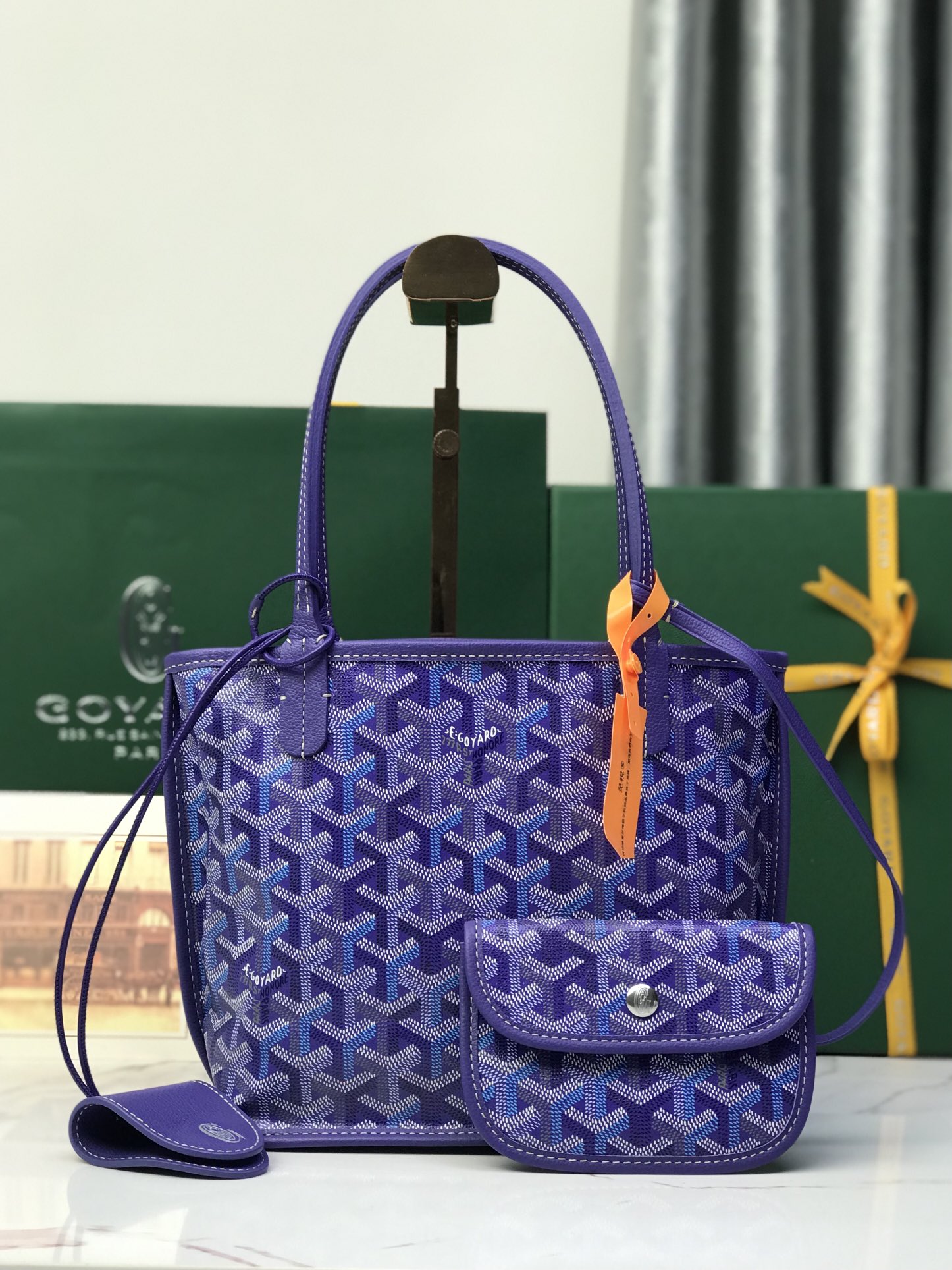 NO:763552,Special grade original leather, upgraded to a new delivery bag, bag holder, gift box, upgraded manual. After many studies and improvements, Goyard has continuously improved the fabric and leather, and is fully customized to continuously meet the high quality requirements of customers. The base fabric is made of customized high-quality rain dew linen consistent with ZP, and then coated with smooth gum aldehyde. [Wit] The grain texture is comparable to that of ZP, achieving a light-like and subdued feeling. The leather is first-layer calfskin, flexible and non-irritating. The hand-to-hand symmetrical pattern and pure color have no color difference. Please see the picture for details. [Hold fist] [Hold fist] Size Bag mouth 28cm, bottom 20*height 20*bottom width 10cm 020660, special grade Goya, cowhide19860909特级 原厂皮 升级出新配送包饰包夹礼品盒升级版说明书 Goyard（戈雅）经多次研究与改良,不断提升面料与皮质,全方位独家定制只为不断达到客户的高品质要求 底布采用与ZP一致的定制高品雨露麻,再涂上光面的树胶醛醣 [机智]颗粒质感与ZP相媲美,达到一种似光又亚的感觉皮质为头层小牛皮柔韧不剌手对版对称花纹、颜色纯正无色差细节看图片[抱拳][抱拳] 尺寸Size袋口28cm、底20*高20*底宽10cm 020660,特级戈雅,cowhide,Bag